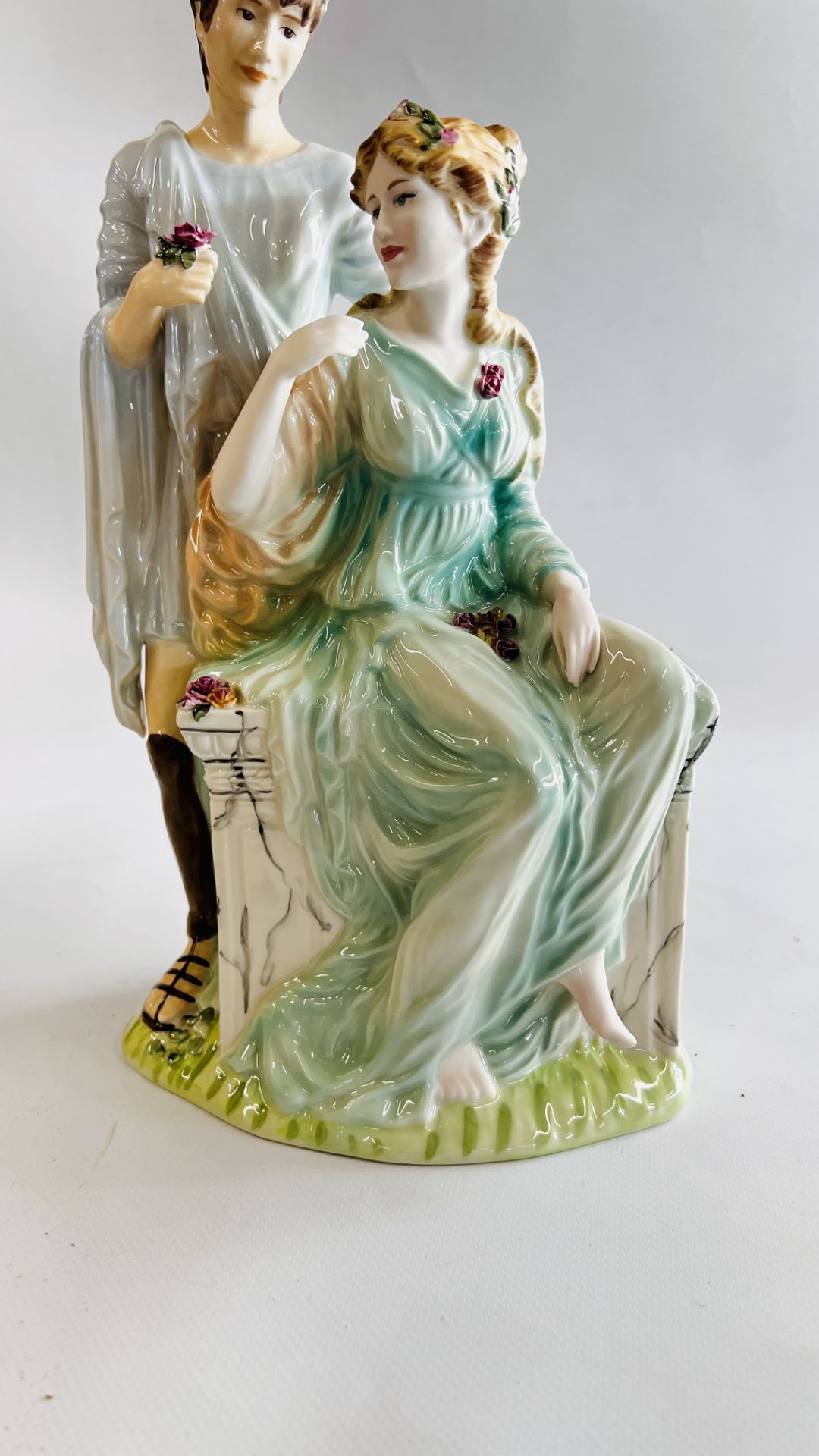 A WEDGWOOD LIMITED EDITION 920/3000 FIGURINE THE CLASSICAL COLLECTION "ADORATION" BOXED WITH - Image 4 of 7