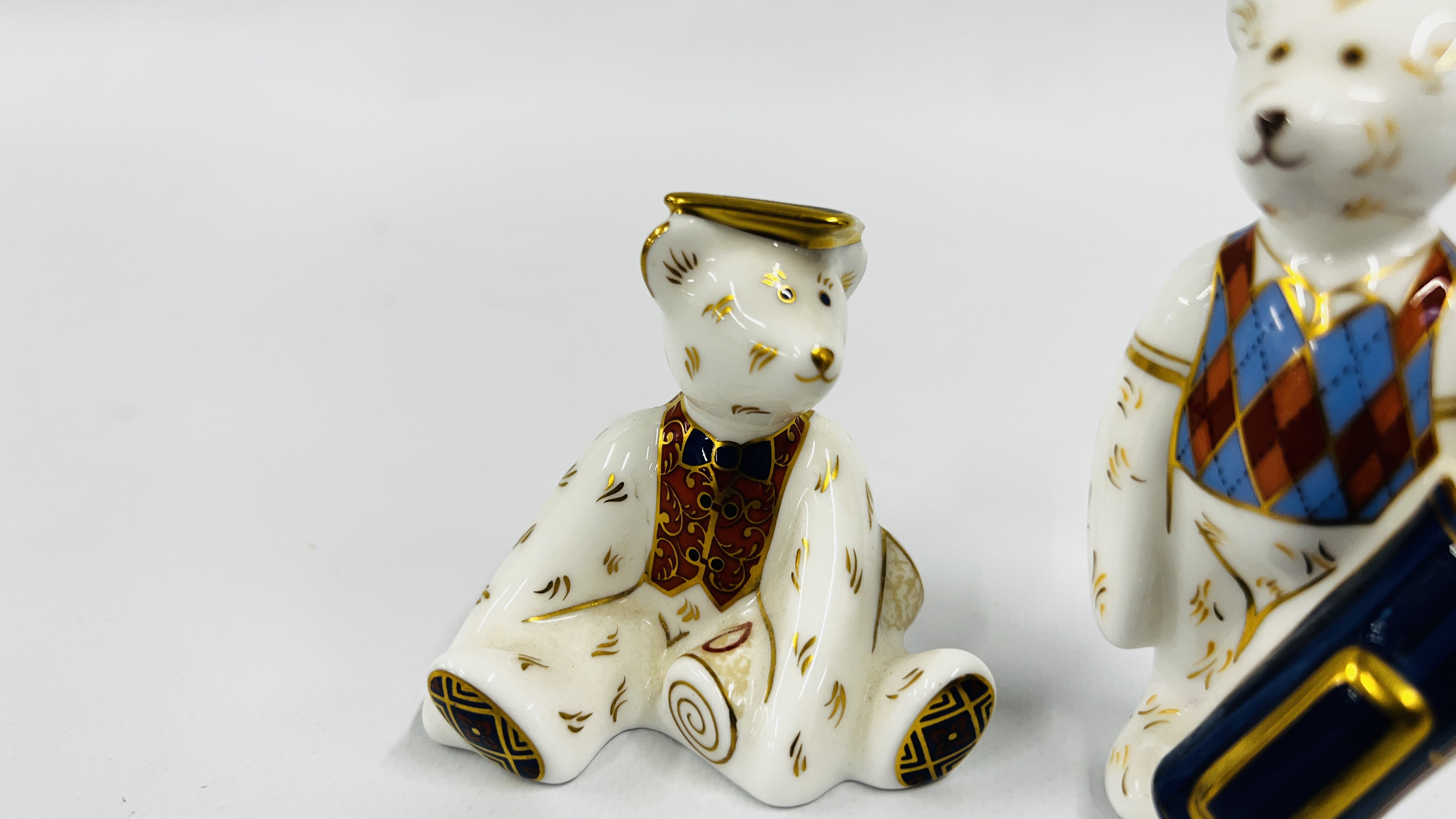 2 ROYAL CROWN DERBY FIGURES TO INCLUDE "GRADUATE" H 7CM AND GOLFER BEAR H 9CM NO STOPPERS. - Image 2 of 8