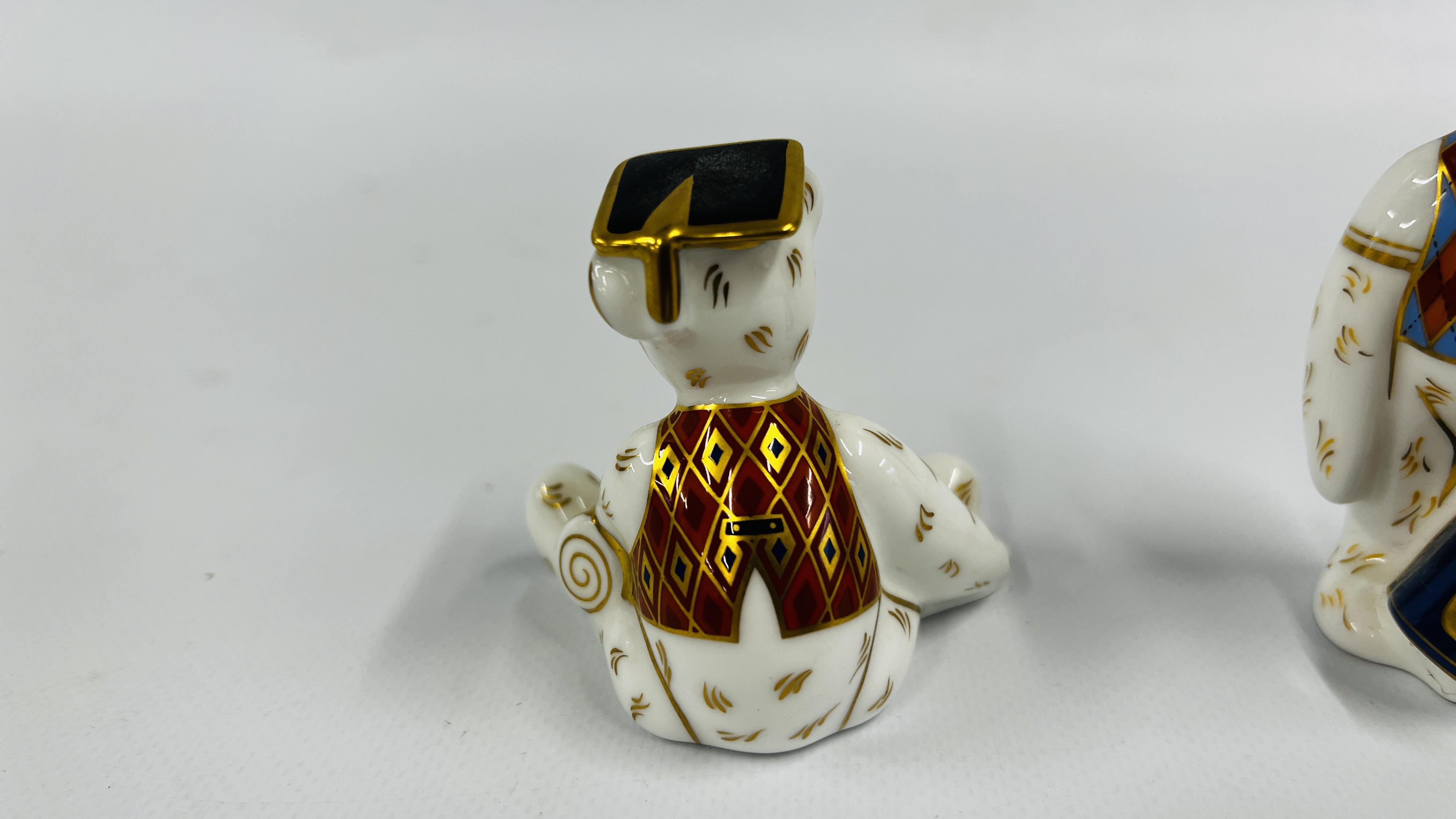 2 ROYAL CROWN DERBY FIGURES TO INCLUDE "GRADUATE" H 7CM AND GOLFER BEAR H 9CM NO STOPPERS. - Image 3 of 8