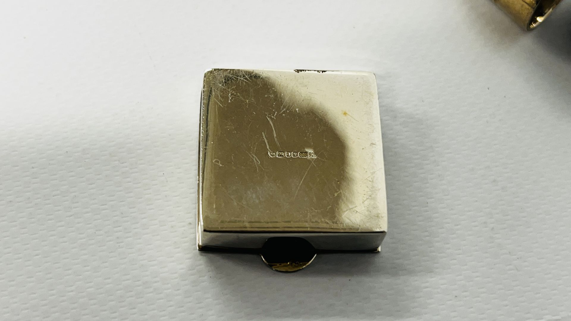 A SOLID SILVER DUCK, SILVER ENGRAVED PILL BOX AND 2 SILVER THIMBLES. - Image 6 of 8