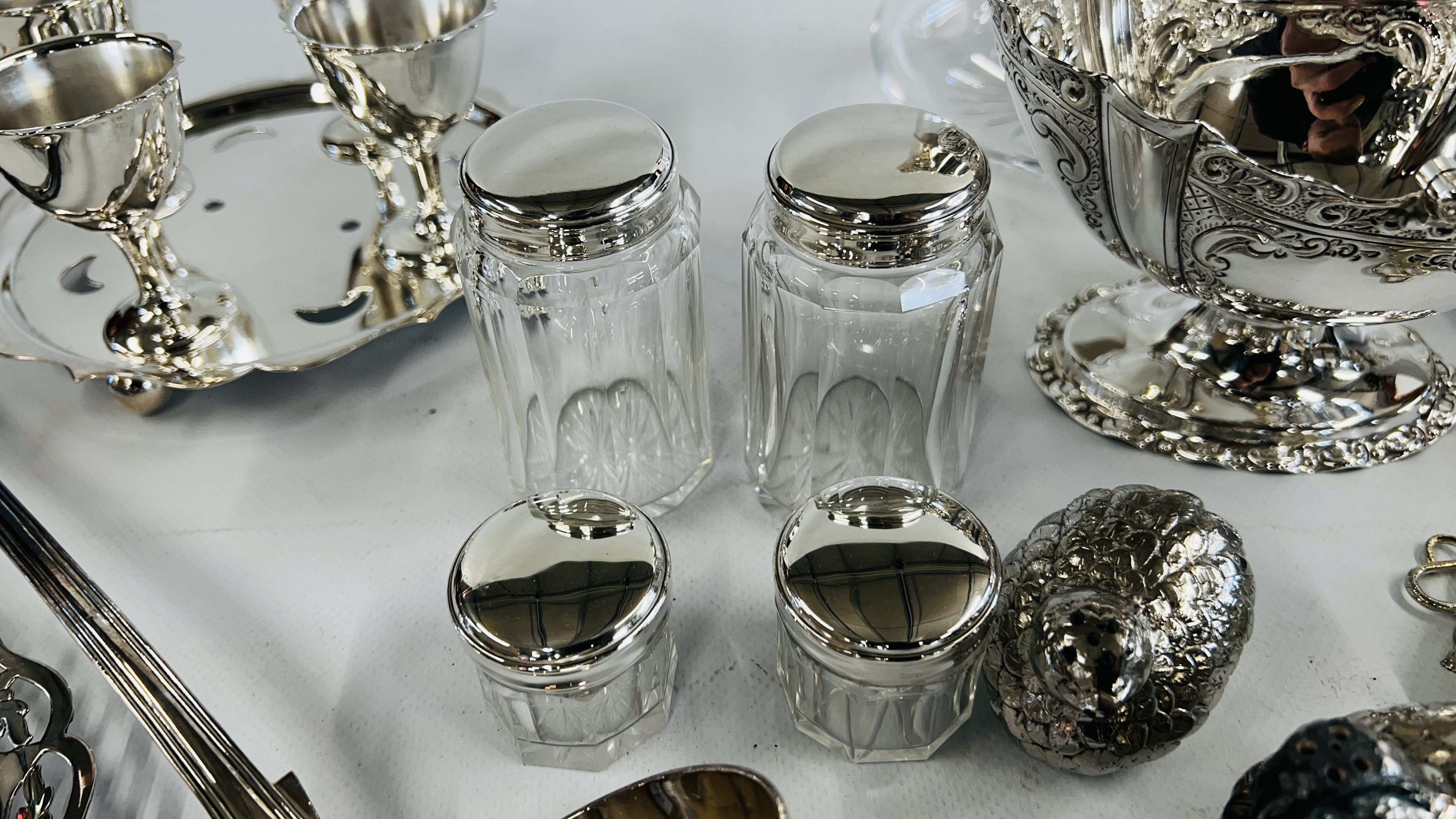 A BOX OF ASSORTED PLATED WARE TO INCLUDE A SWING HANDLED DISH A PAIR OF PARTRIDGE PEPPERS, - Image 4 of 9