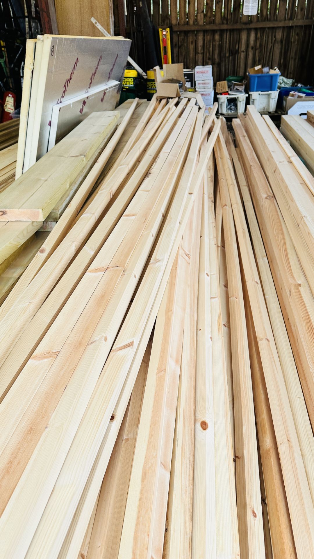 APPROX 140 LENGTHS OF 45MM X 35MM PLANED TIMBER, MINIMUM LENGTHS APPROX 4M, MAXIMUM LENGTH APPROX 5. - Bild 4 aus 6