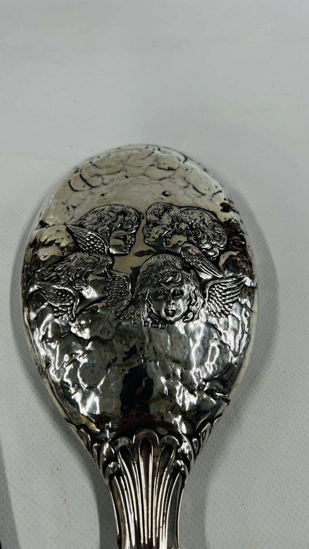 A SILVER MOUNTED DRESSING MIRROR & BUTTON HOOOK DEPICTING ANGELS, BIRMINGHAM ASSAY. - Image 3 of 11