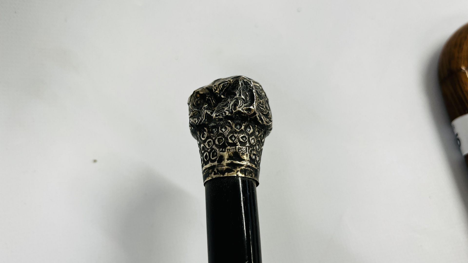 AN EBONY WALKING CANE WITH SILVER TOP A/F AND ONE FURTHER WALKING CANE WITH SILVER TOP AND BAND - Image 6 of 12