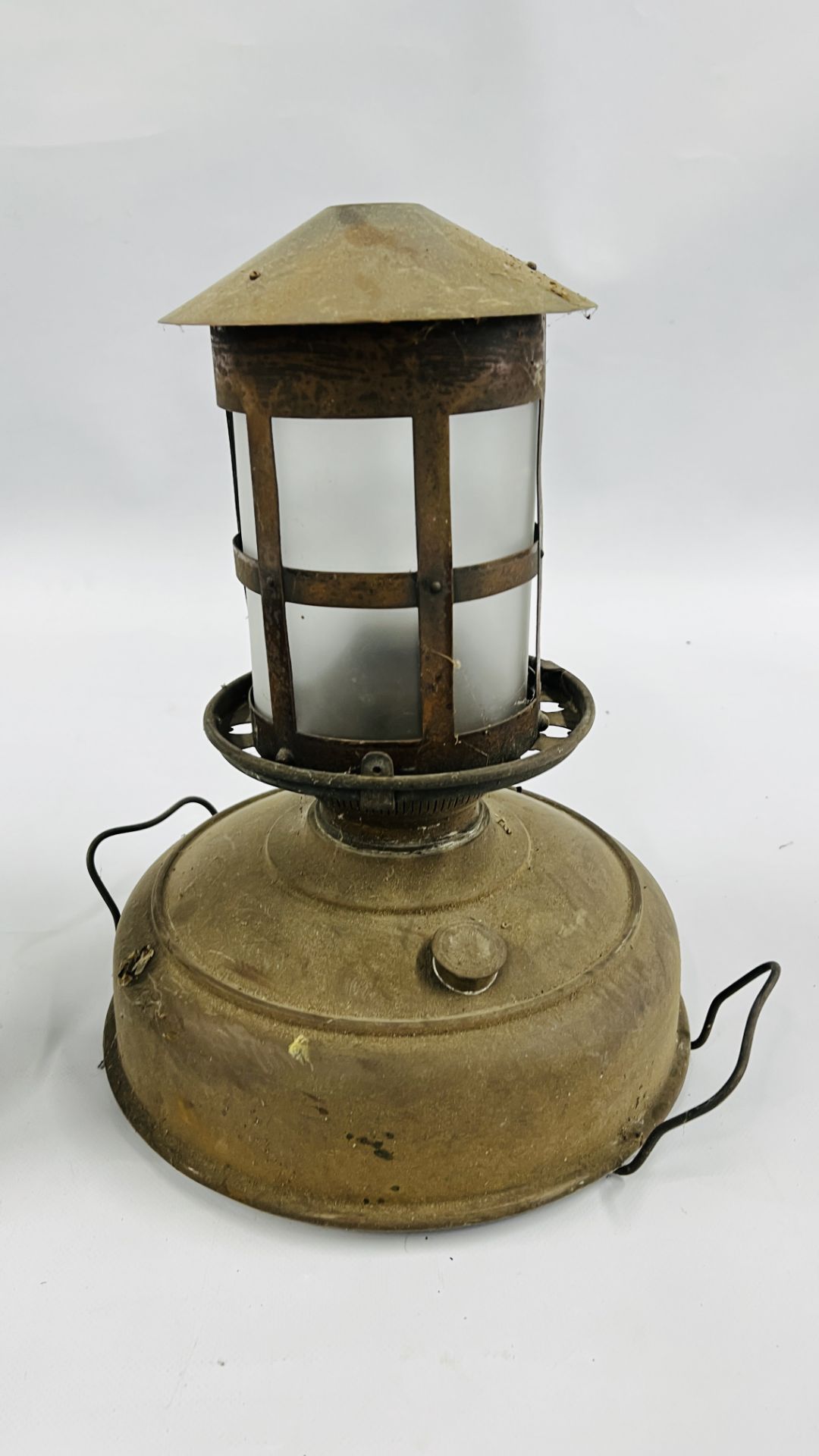 GROUP OF ANTIQUE LANTERNS INCLUDING BICYCLE LANTERN AND PARAFFIN LANTERN. - Bild 2 aus 9