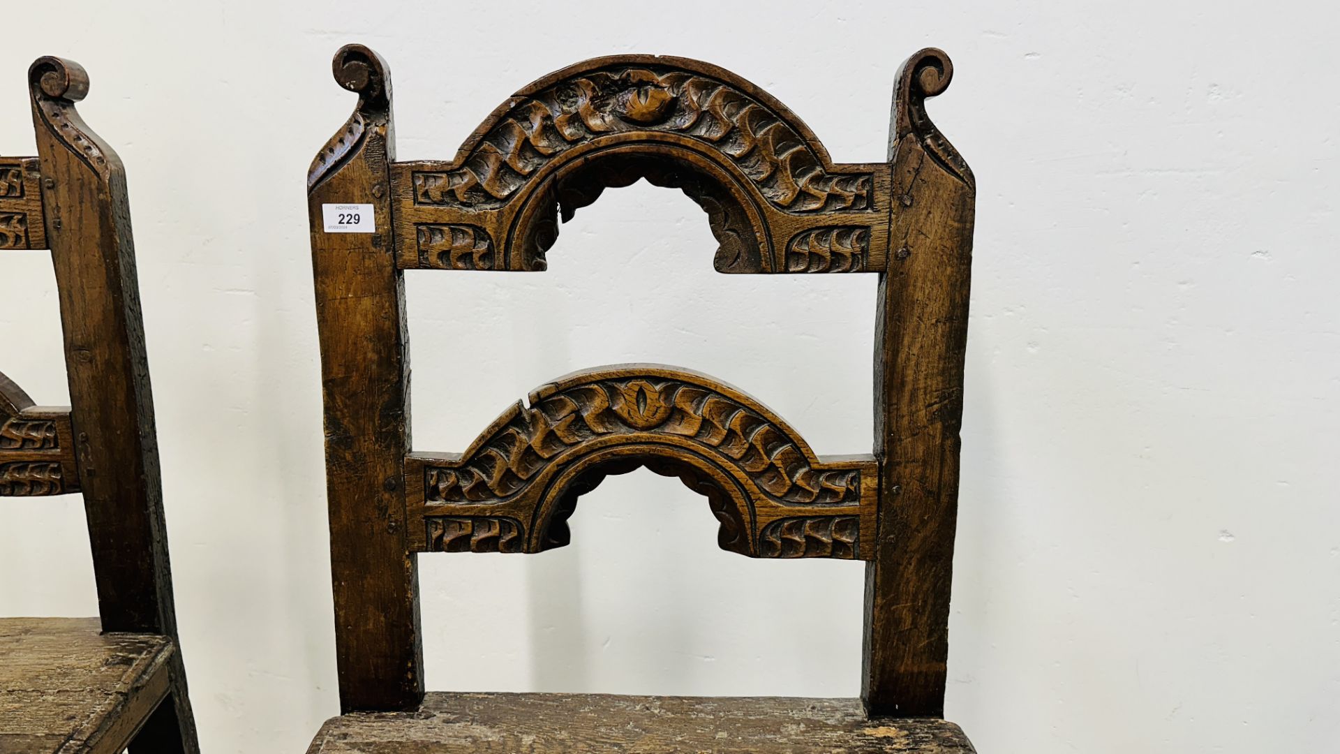 A PAIR OF 17TH CENTURY JOINED OAK CHAIRS. - Bild 3 aus 26