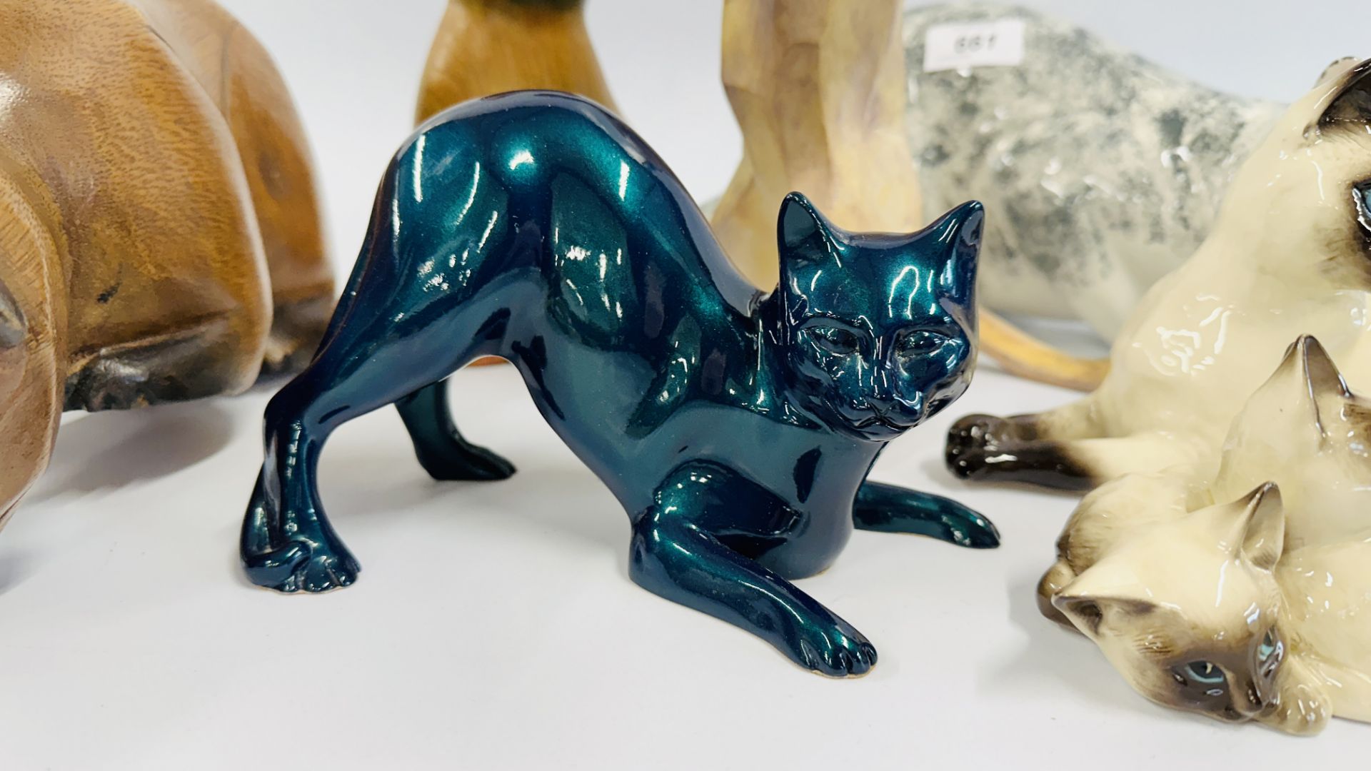 A GROUP OF 7 CAT FIGURES TO INCLUDE ROYAL DOULTON KITTENS AND CAT, STAFFORDSHIRE PRAYING CAT, - Bild 4 aus 12