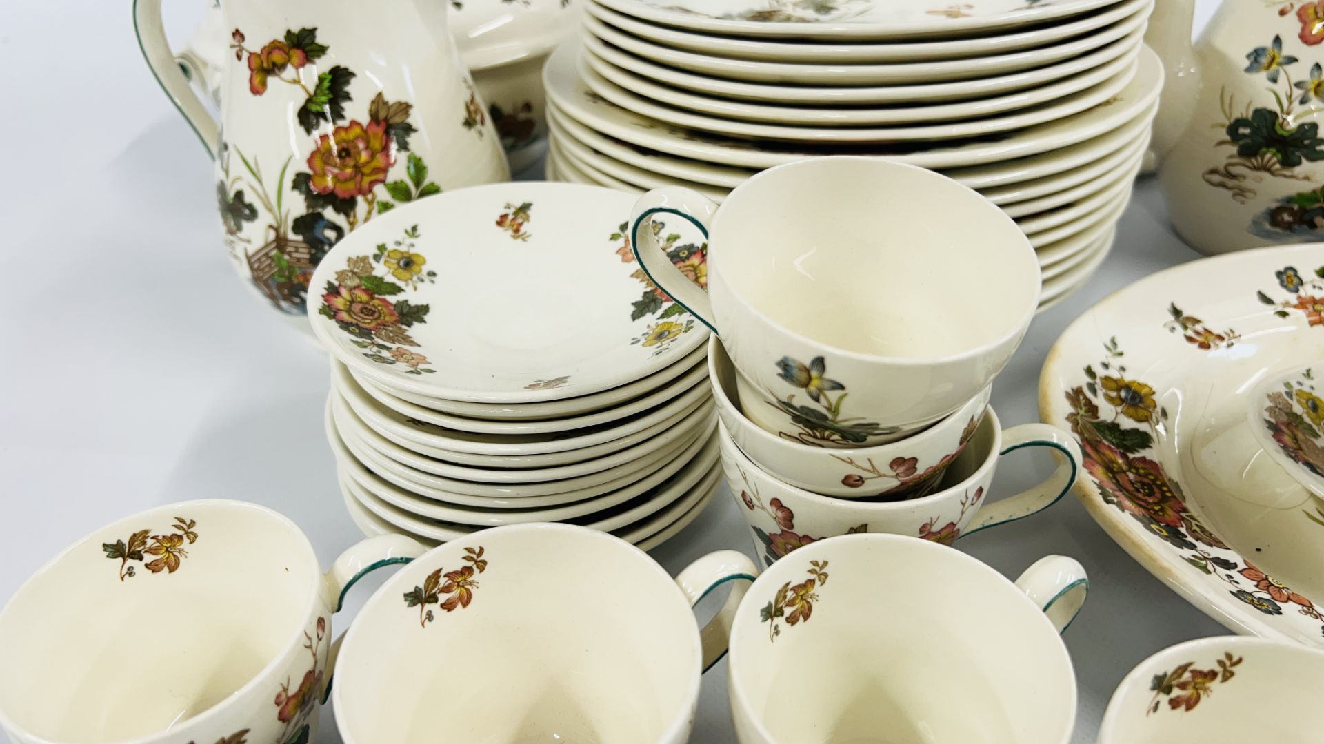 APPROXIMATELY 61 PIECES OF WEDGEWOOD EASTERN FLOWERS TEA AND DINNERWARE. - Image 3 of 16