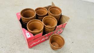 A BOX CONTAINING A COLLECTION OF 23 TERRACOTTA PLANT POTS.