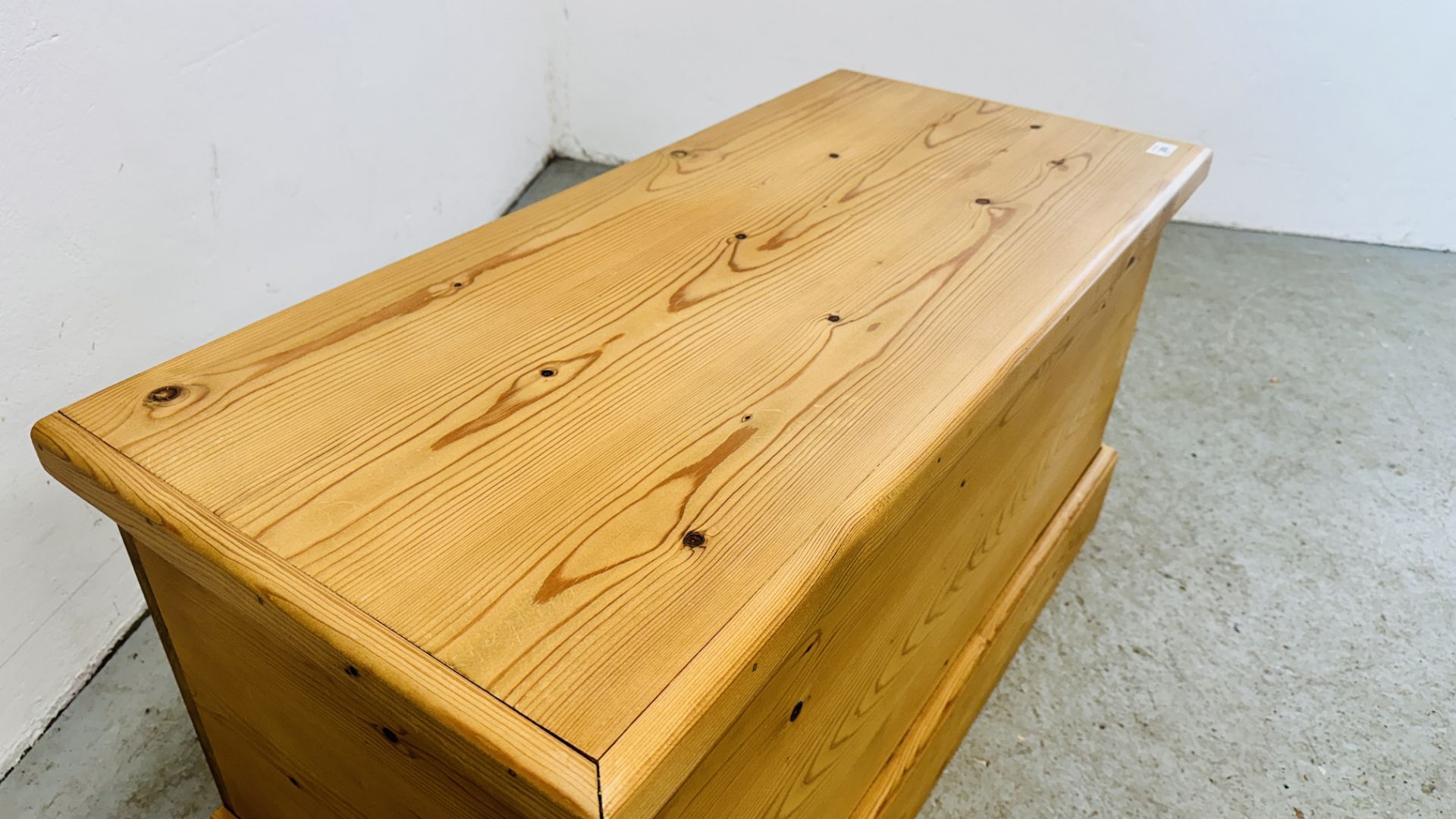 MODERN WAXED PINE HINGED TOP BLANKET / TOY BOX - W 96CM X D 44CM X H 50CM. - Image 5 of 7