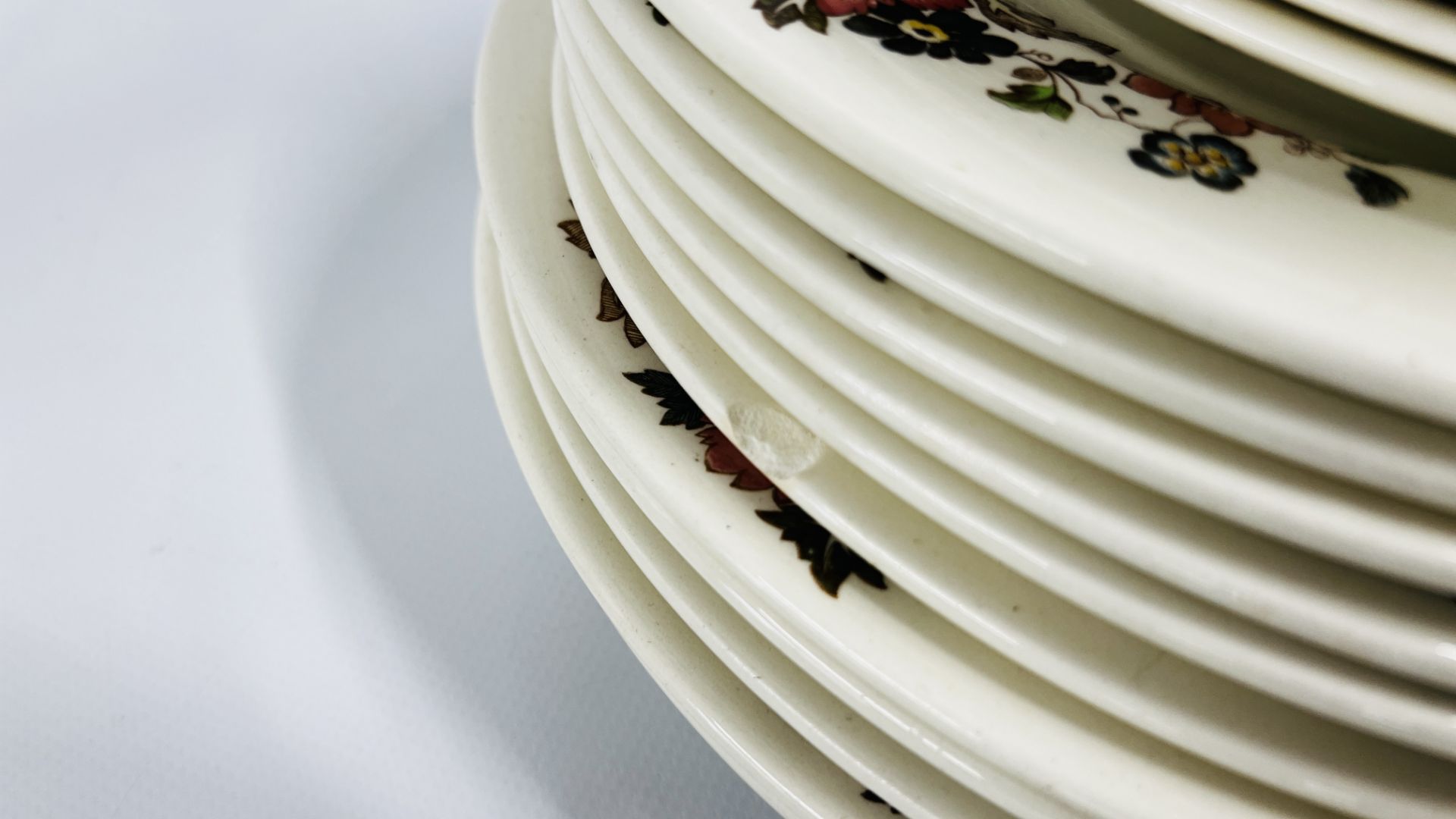 APPROXIMATELY 61 PIECES OF WEDGEWOOD EASTERN FLOWERS TEA AND DINNERWARE. - Image 15 of 16