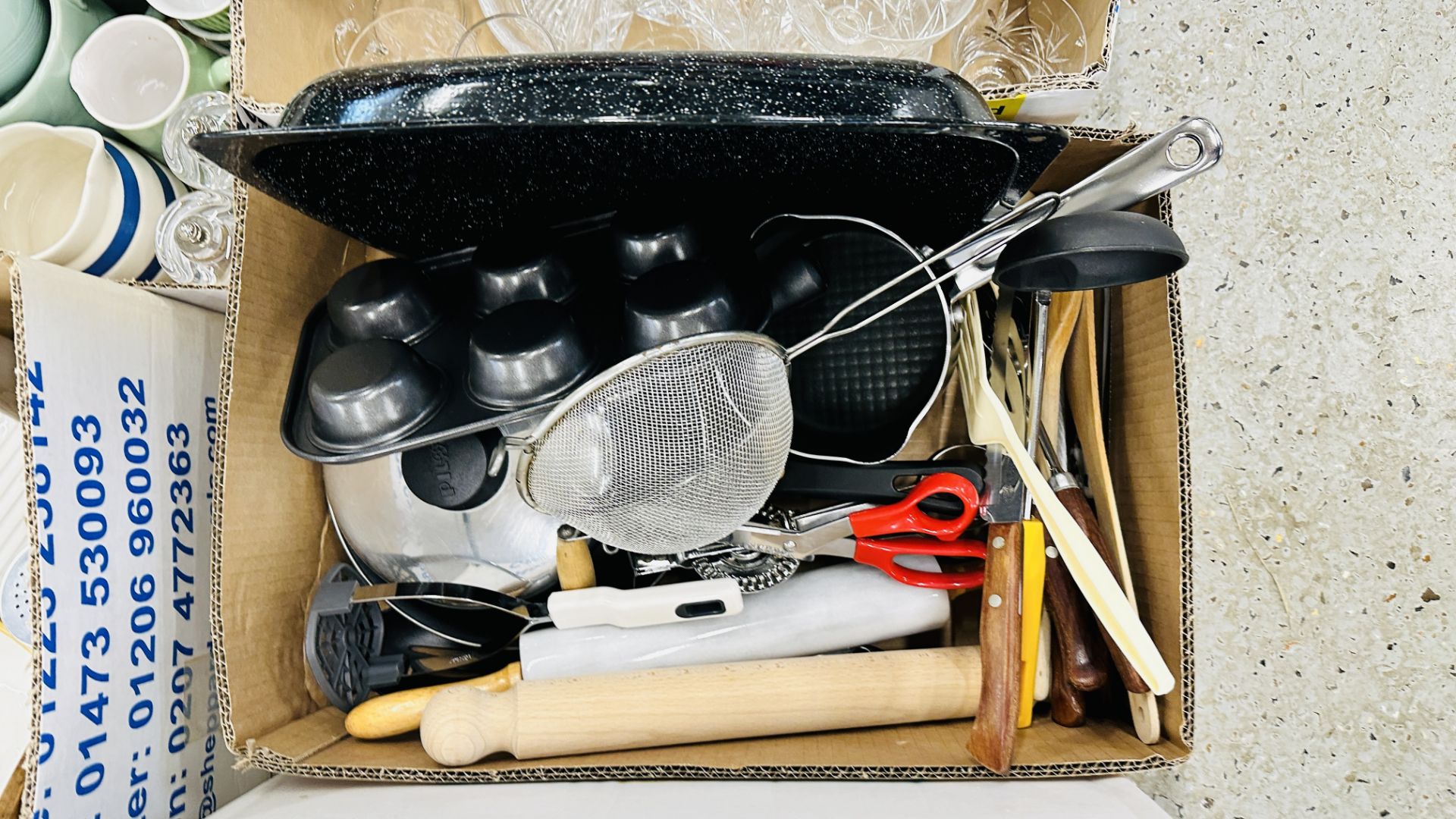 20 BOXES OF ASSORTED HOUSEHOLD EFFECTS TO INCLUDE GLASSWARE, KIITCHEN UTENSILS, CROCKERY, - Image 17 of 27