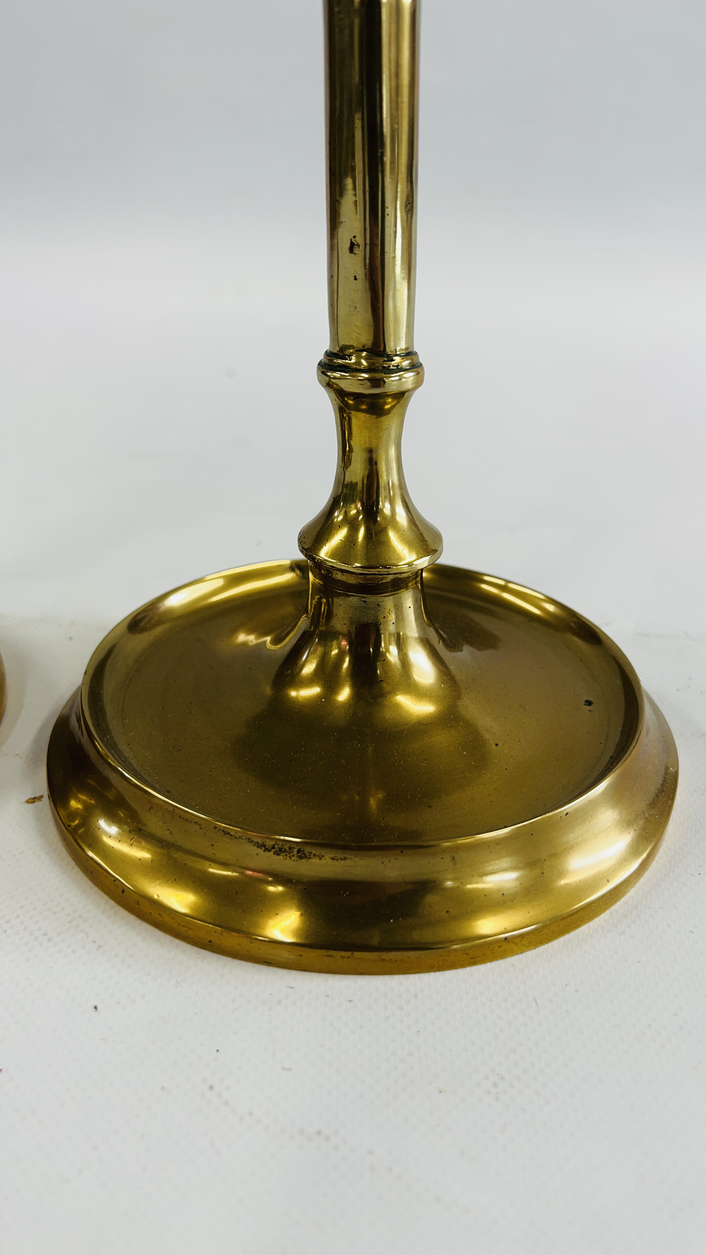 A PAIR OF HEAVY TALL BRASS CANDLESTICKS - HEIGHT 46CM. - Image 6 of 7