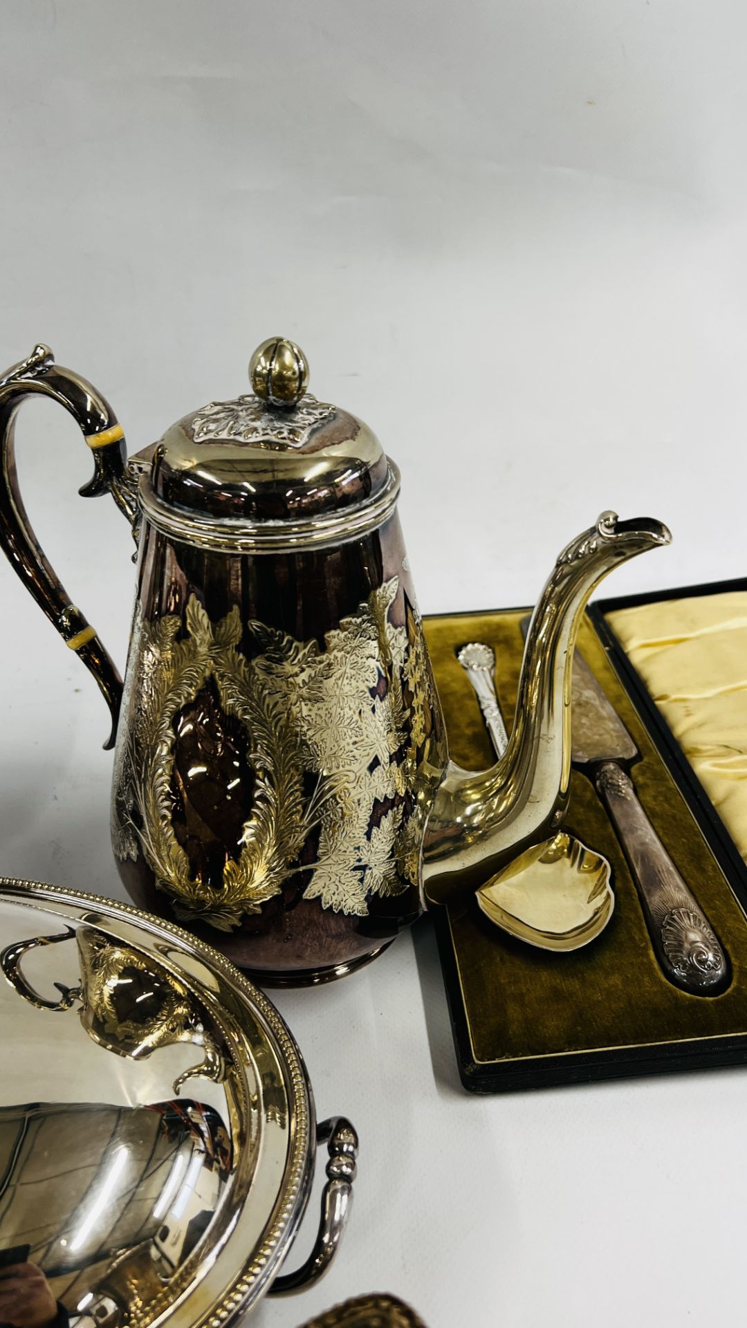 A BOX OF ASSORTED SILVER PLATED WARE TO INCLUDE COVERED TUREENS, TOAST RACK & SALVERS, CRUET, - Bild 9 aus 12