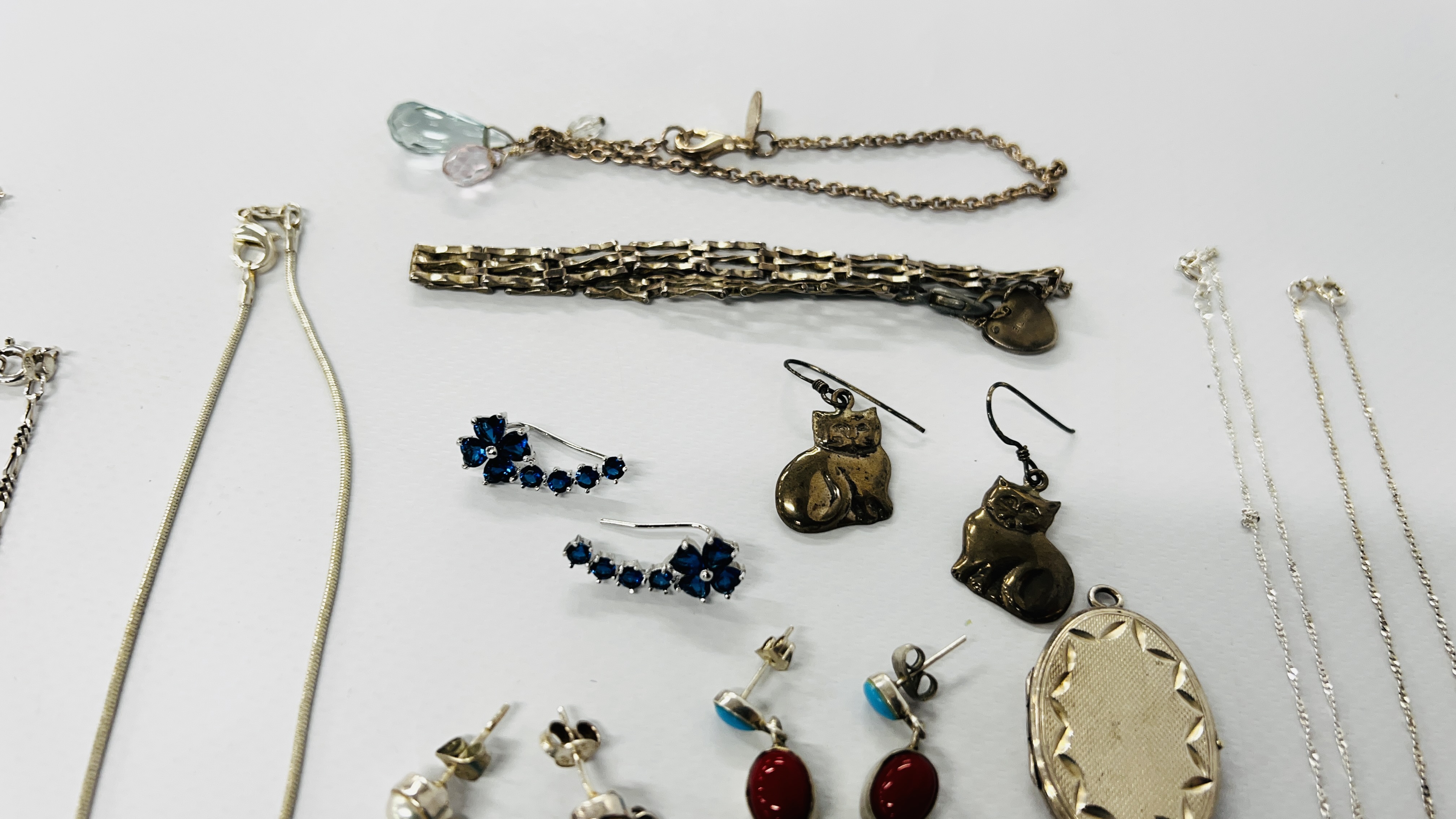 A TRAY OF SILVER, WHITE METAL PENDANTS, LOCKETS, BRACELETS AND EARRINGS. - Image 6 of 9