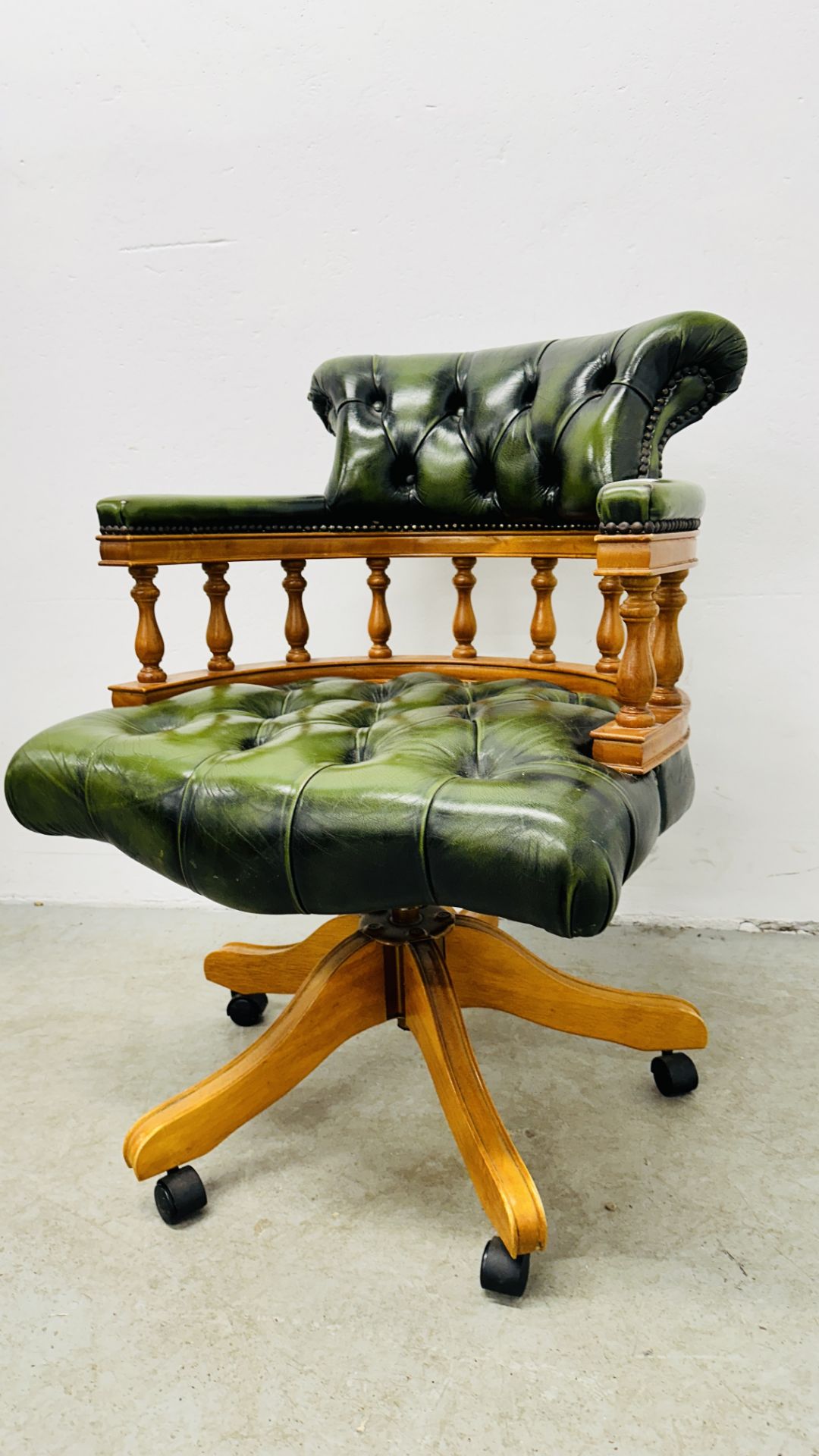 MODERN BOTTLE GREEN BUTTON BACK CAPTAIN'S STYLE REVOLVING OFFICE CHAIR WITH SPINDLE SUPPORTS. - Bild 5 aus 7