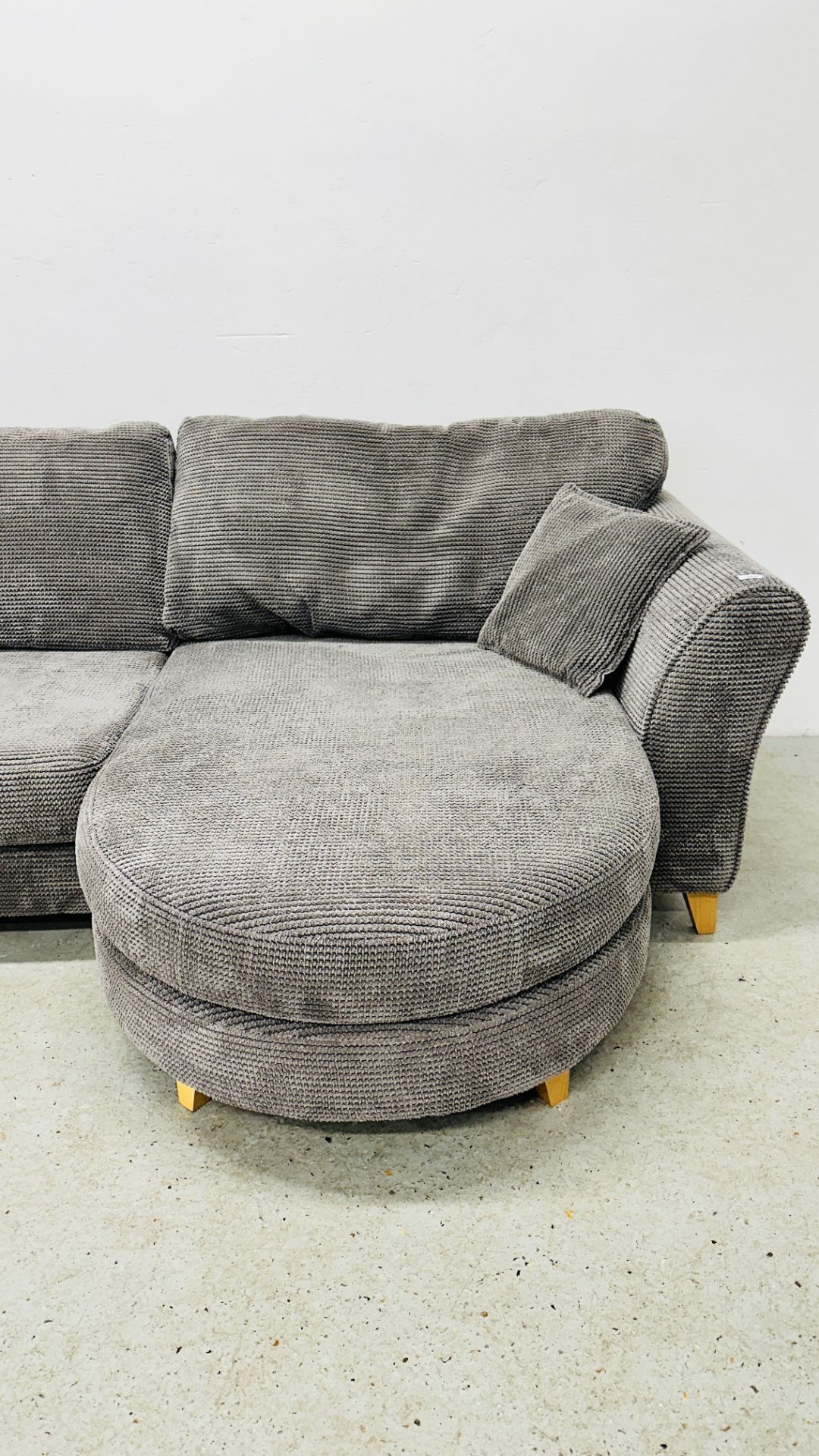 GOOD QUALITY DFS CORNER SOFA UPHOLSTERED IN CHARCOAL GREY. - Image 9 of 10