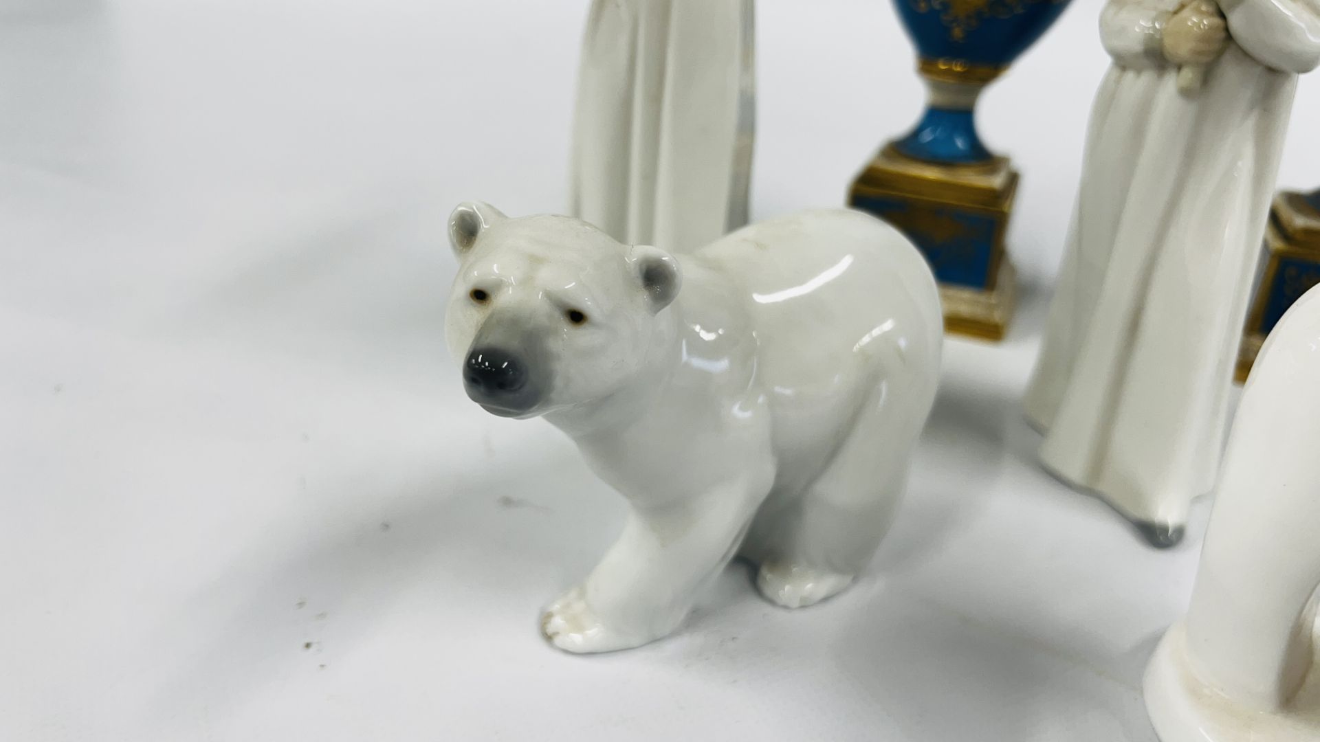 6 CABINET COLLECTIBLE PIECES TO INCLUDE LLADRO POLAR BEAR, LLADRO GIRL AND ONE OTHER, - Image 5 of 11