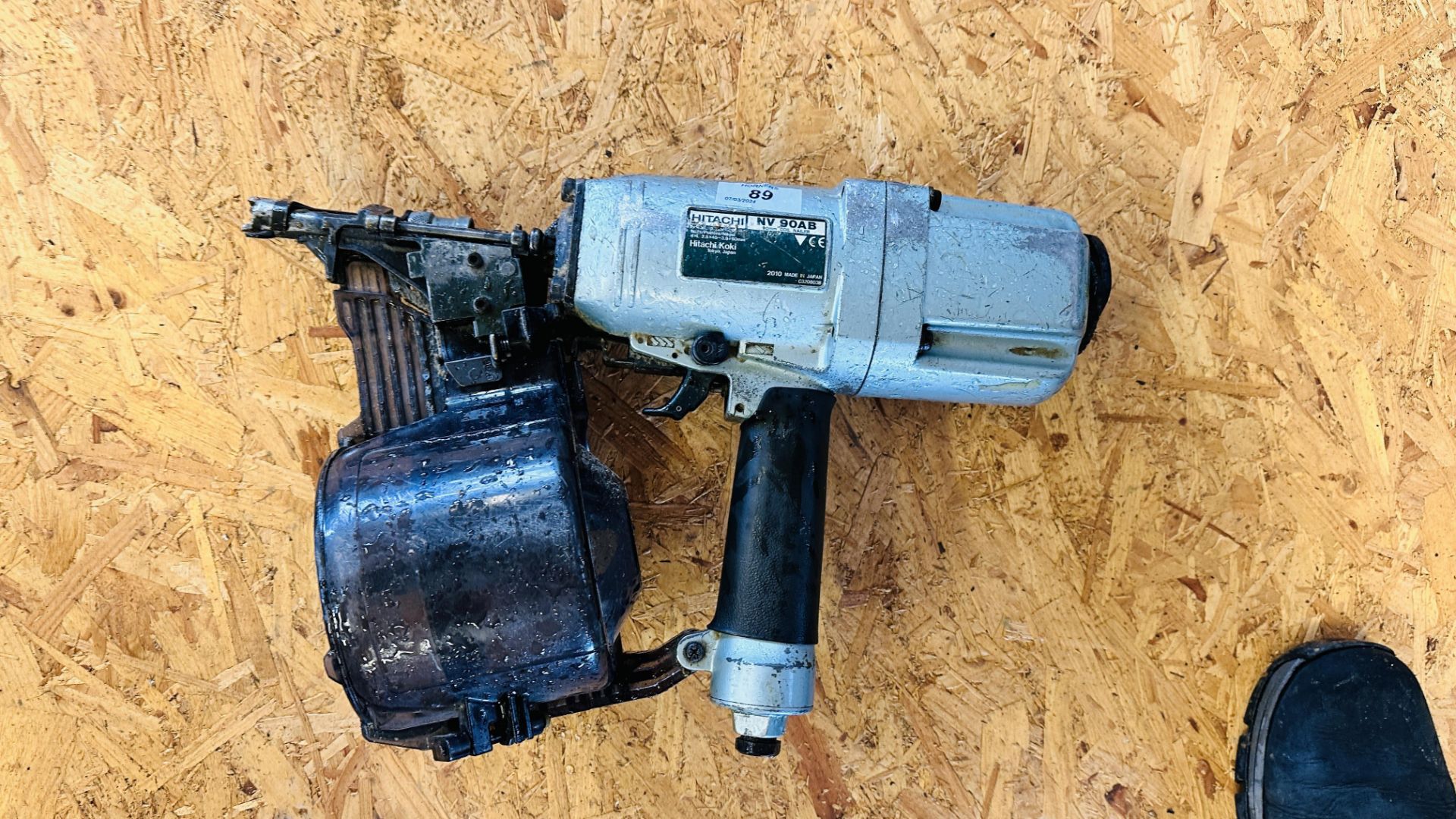 HITACHI AIR DRIVEN COIL NAILER MODEL NV90AB. THIS LOT IS SUBJECT TO VAT ON HAMMER PRICE.