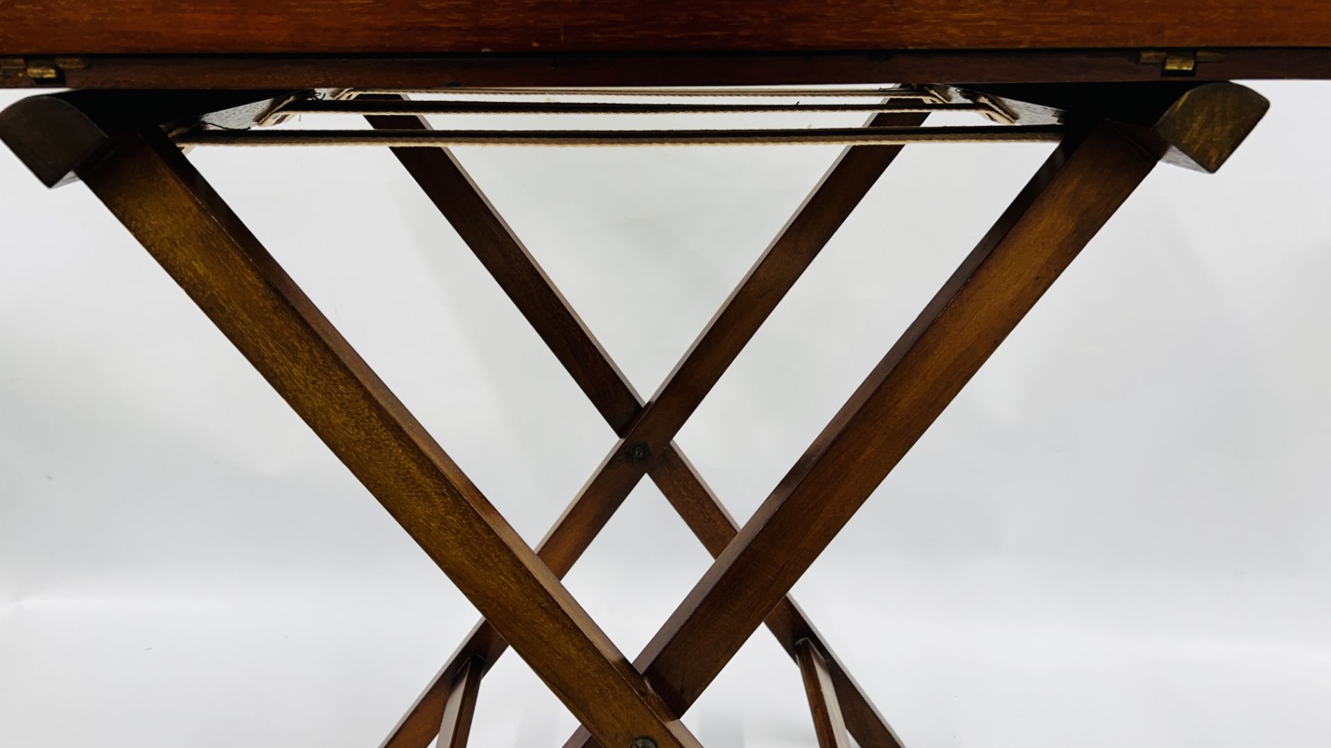 A MAHOGANY BUTLER'S TRAY WITH FOLDING SIDES ON FOLDING STAND TRAY 68 X 42CM. - Bild 14 aus 16