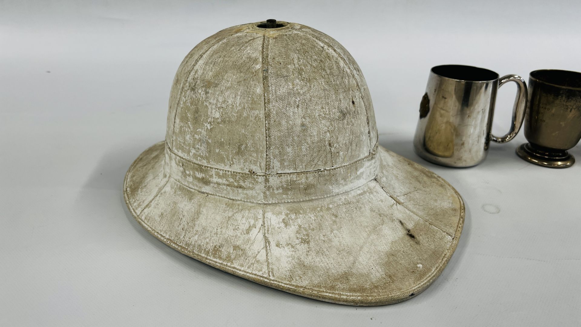 A PITH HELMET ALONG WITH A HOME GUARD MUG & 2 OTHER MILITARY MUGS. - Bild 8 aus 10