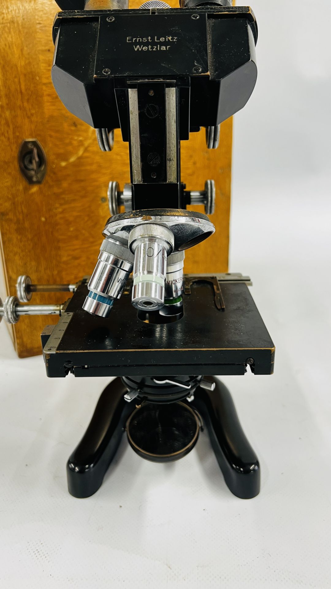A VINTAGE CASED MICROSCOPE MARKED "WETZLAR" - W 26 X D 25.5 X H 40CM. - Image 3 of 7