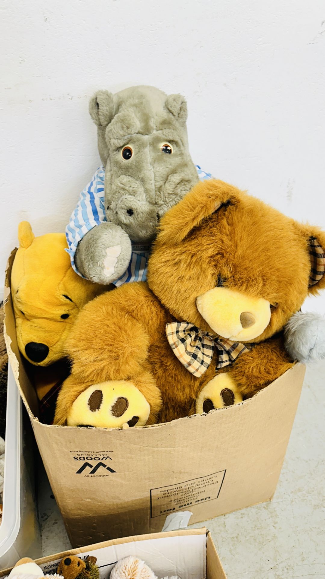 AN EXTENSIVE COLLECTION OF SOFT TOYS / TEDDY BEARS TO INCLUDE SILVER TAG BEARS BY SUKI LIMITED - Bild 5 aus 7