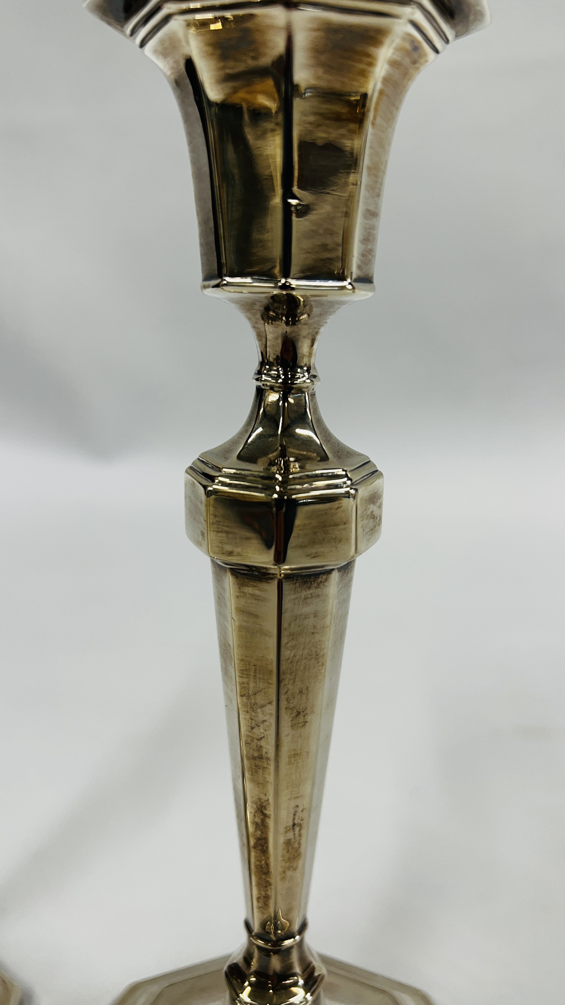 A PAIR OF ANTIQUE SILVER CANDLESTICKS SHEFFIELD ASSAY 1925 HE H 19.5CM. - Image 6 of 8