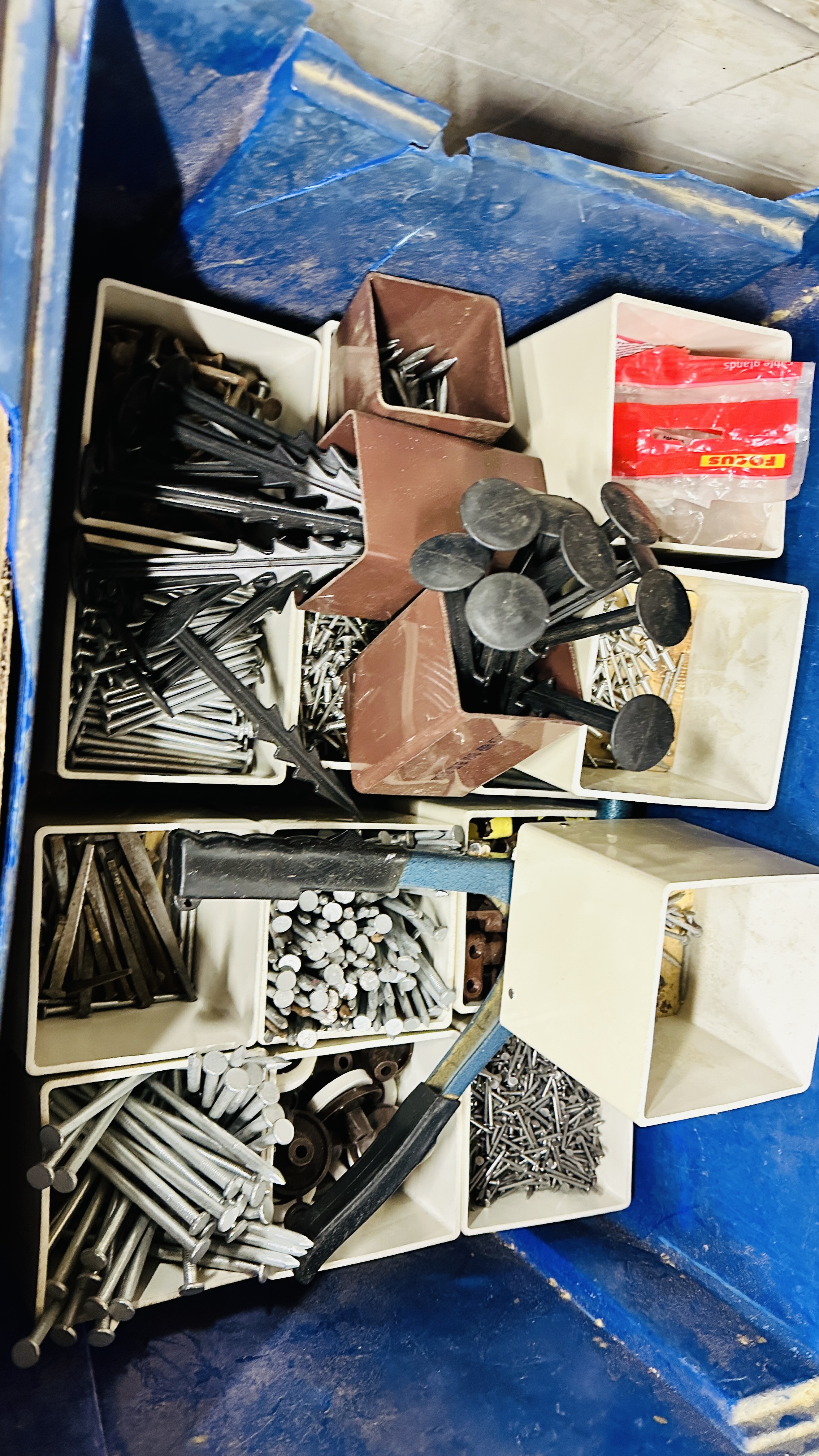 AN EXTENSIVE QUANTITY OF FIXINGS AND FITTINGS, DOOR FITTINGS & FURNITURE LOCKS, LATCH LOCKS, - Image 25 of 28
