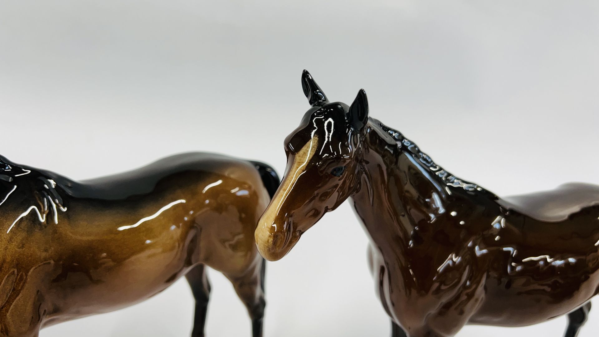 THREE BESWICK CHESTNUT HORSE ORNAMENTS AND FOAL. - Image 5 of 11