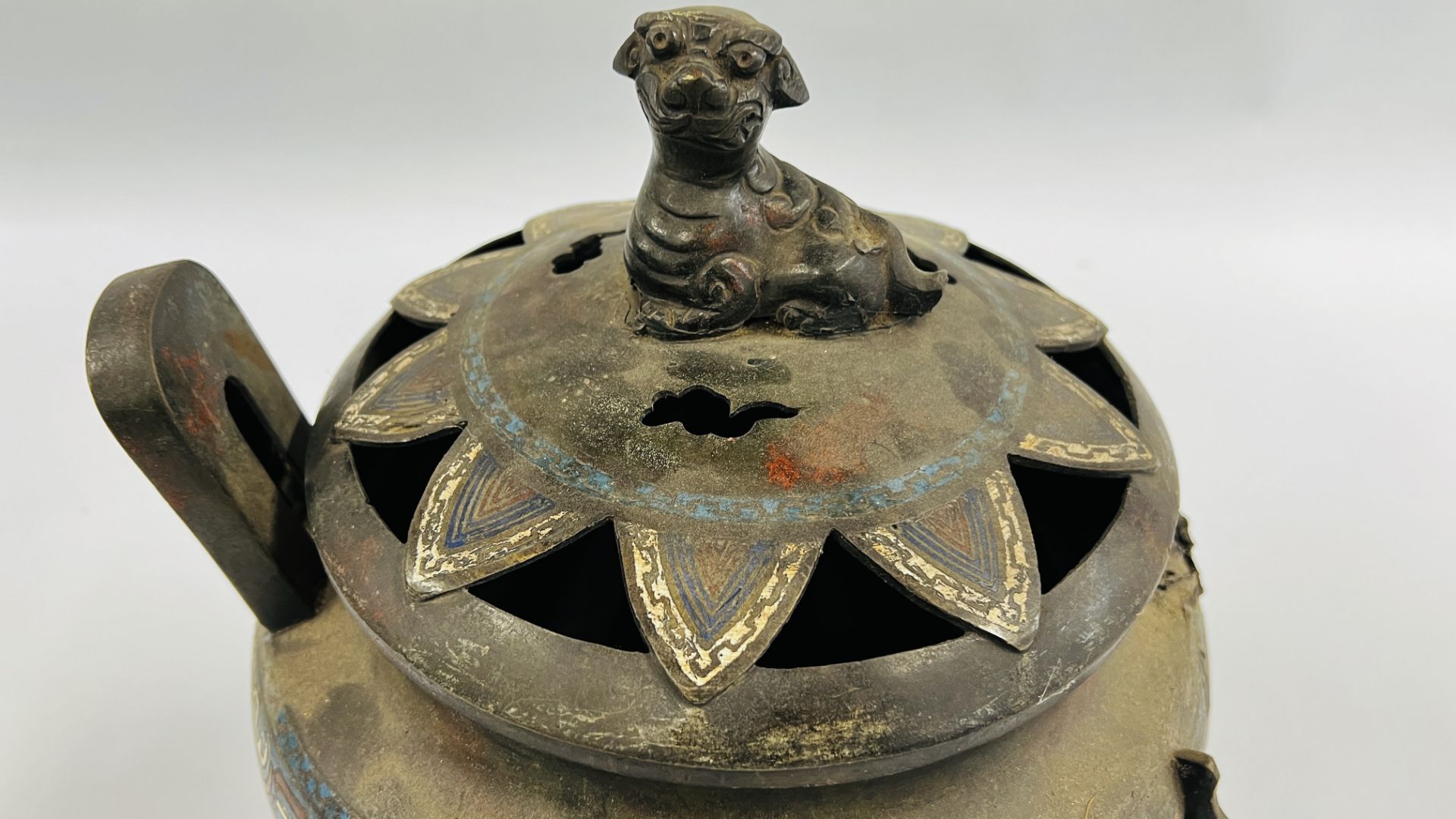 ANTIQUE CHINESE CHAMPS LEVEE INCENSE BURNER HANDLE A/F, THE COVER SURMOUNTED WITH A BUDDHIST DOG, - Bild 3 aus 20