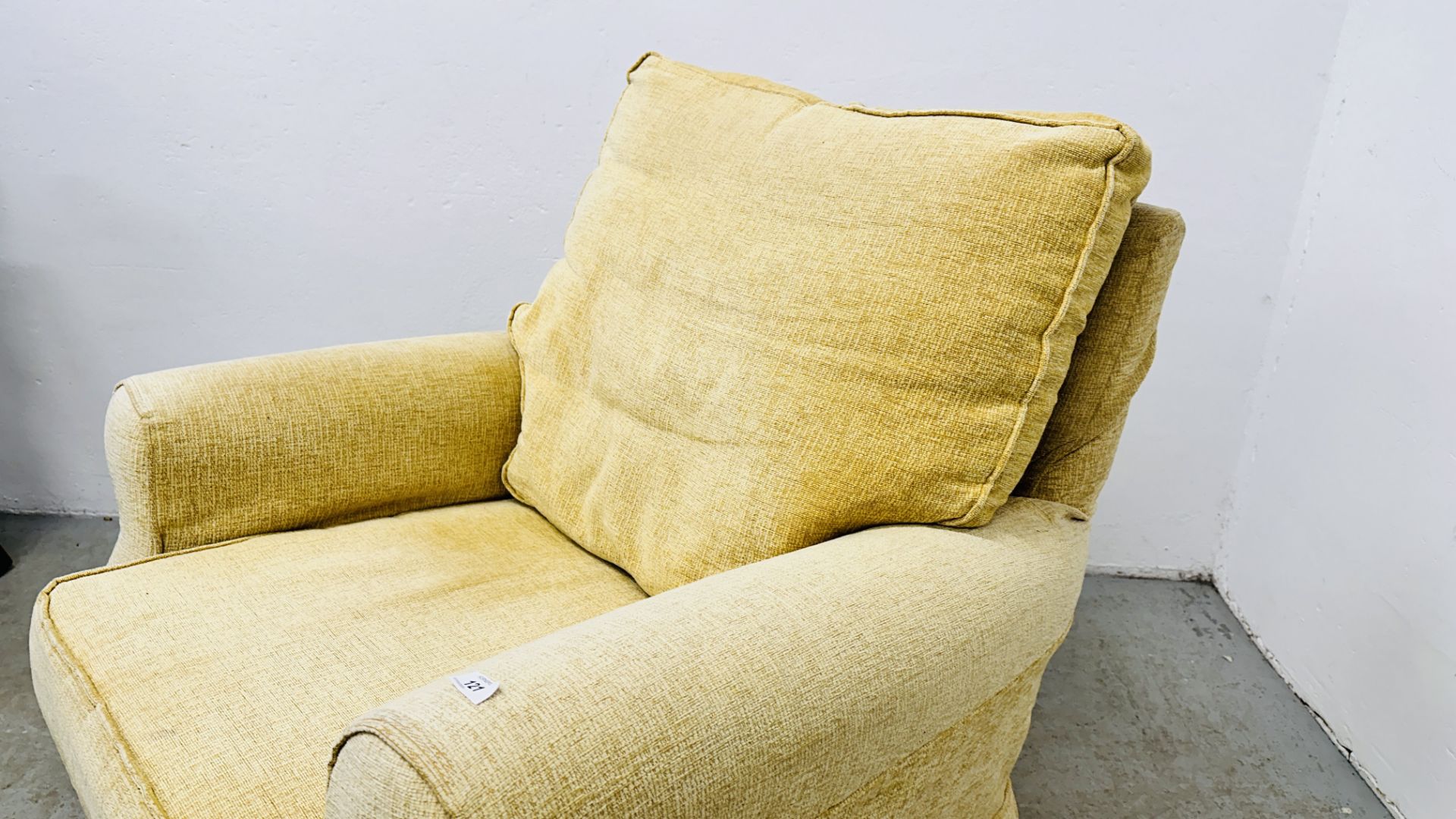 A GOOD QUALITY PRIMROSE UPHOLSTERED EASY CHAIR. - Image 5 of 7