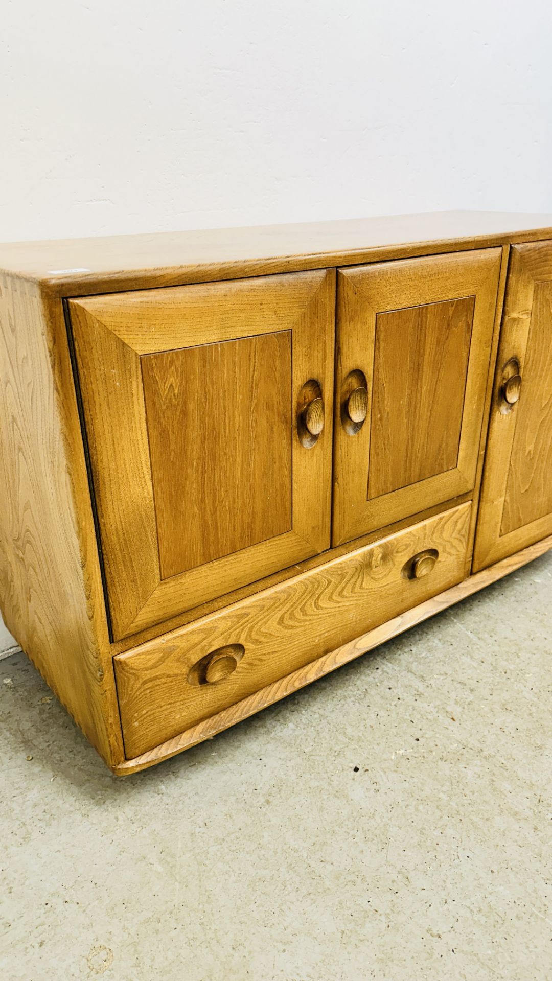ERCOL WINDSOR SIDEBOARD COMPRISING OF 2 DOOR CUPBOARD ABOVE SINGLE DRAWER AND SINGLE CUPBOARD TO - Image 7 of 11