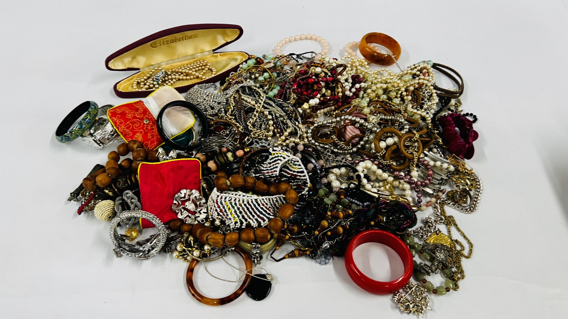 A LARGE BOX CONTAINING A QUANTITY OF COSTUME JEWELLERY TO INCLUDE POPPET BEADS, LIZARD BRACELET ETC.