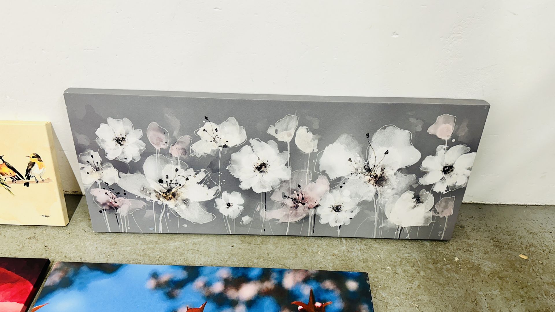 A GROUP OF 4 MODERN ART CANVAS PRINTS INCLUDING FLORAL AND BIRDS. - Image 3 of 5