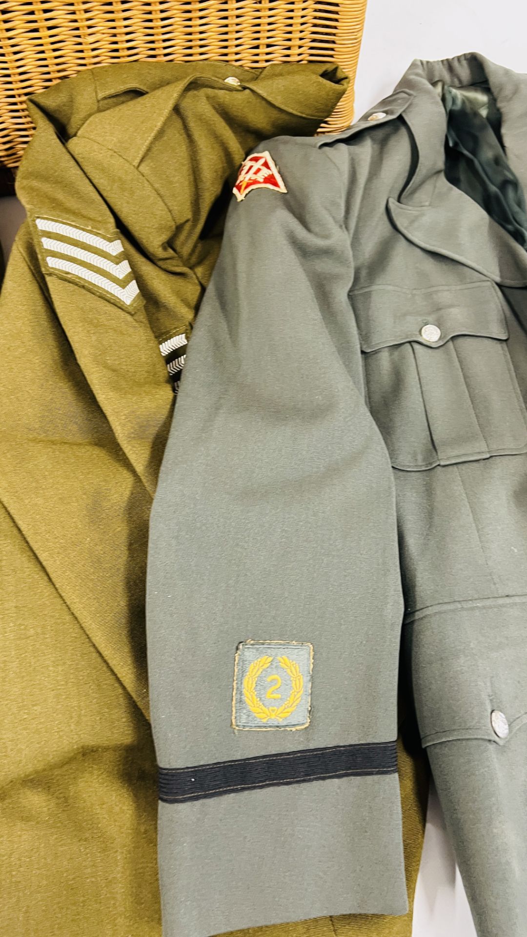 A COLLECTION OF MILITARY UNIFORMS IN A WICKER M.O.D. BOX. - Bild 3 aus 17