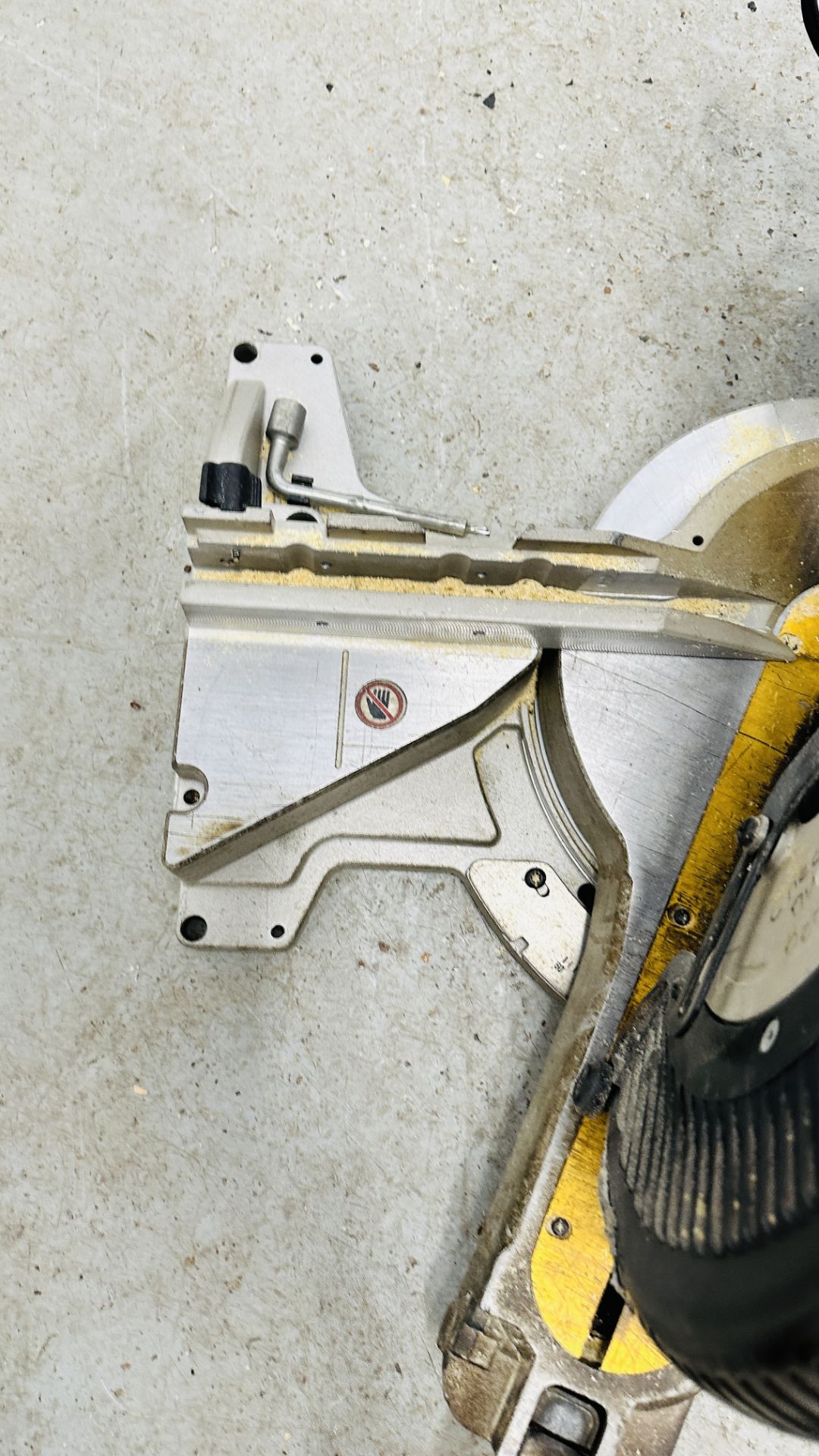 DE WALT SLIDING COMPOUND MITRE SAW MODEL DW718XPS 240 VOLT - SOLD AS SEEN. - Image 5 of 8