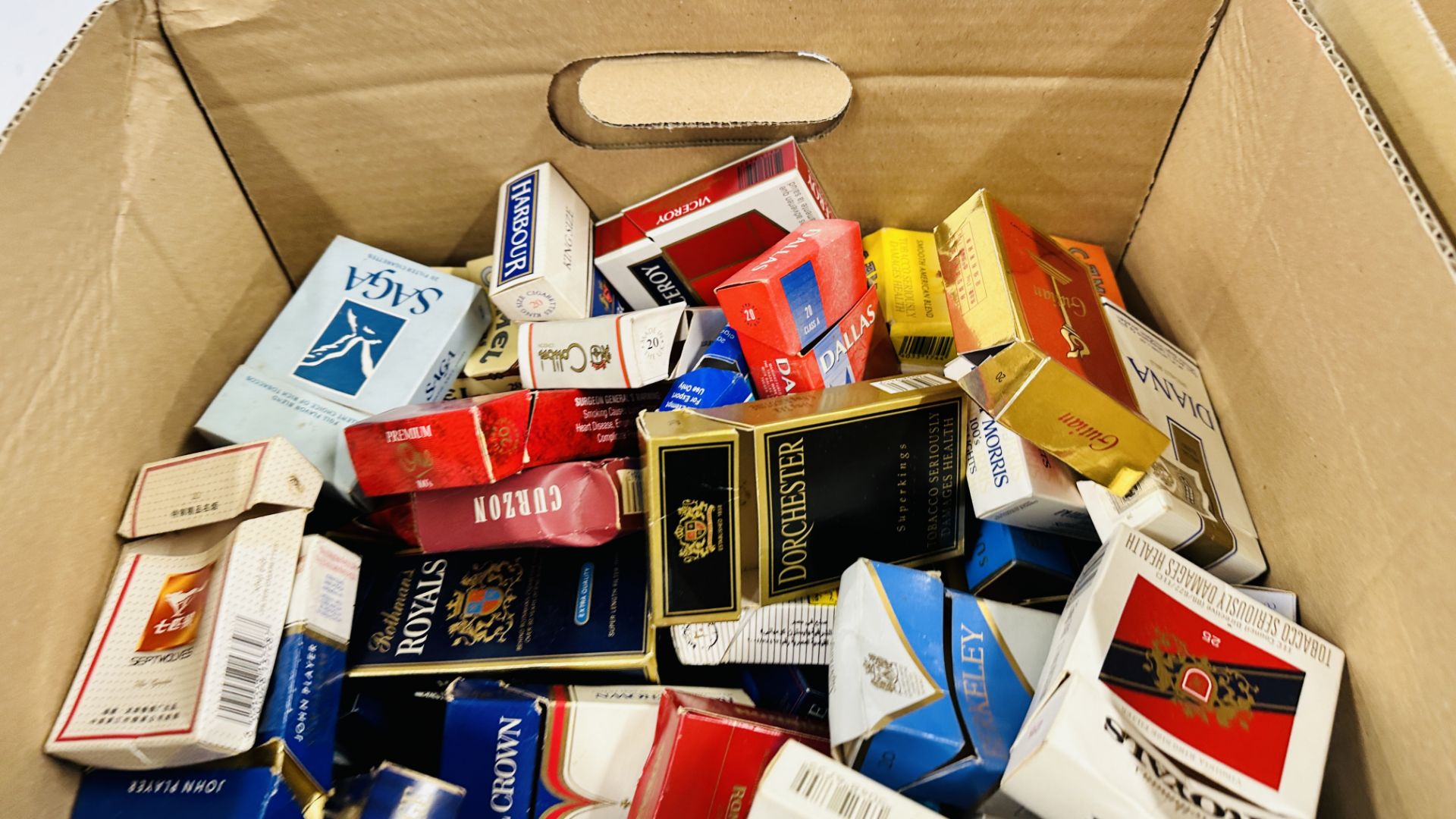 2 X BOXES CONTAINING AN EXTENSIVE COLLECTION OF ASSORTED EMPTY CIGARETTE BOXES TO INCLUDE EXAMPLES - Image 3 of 5