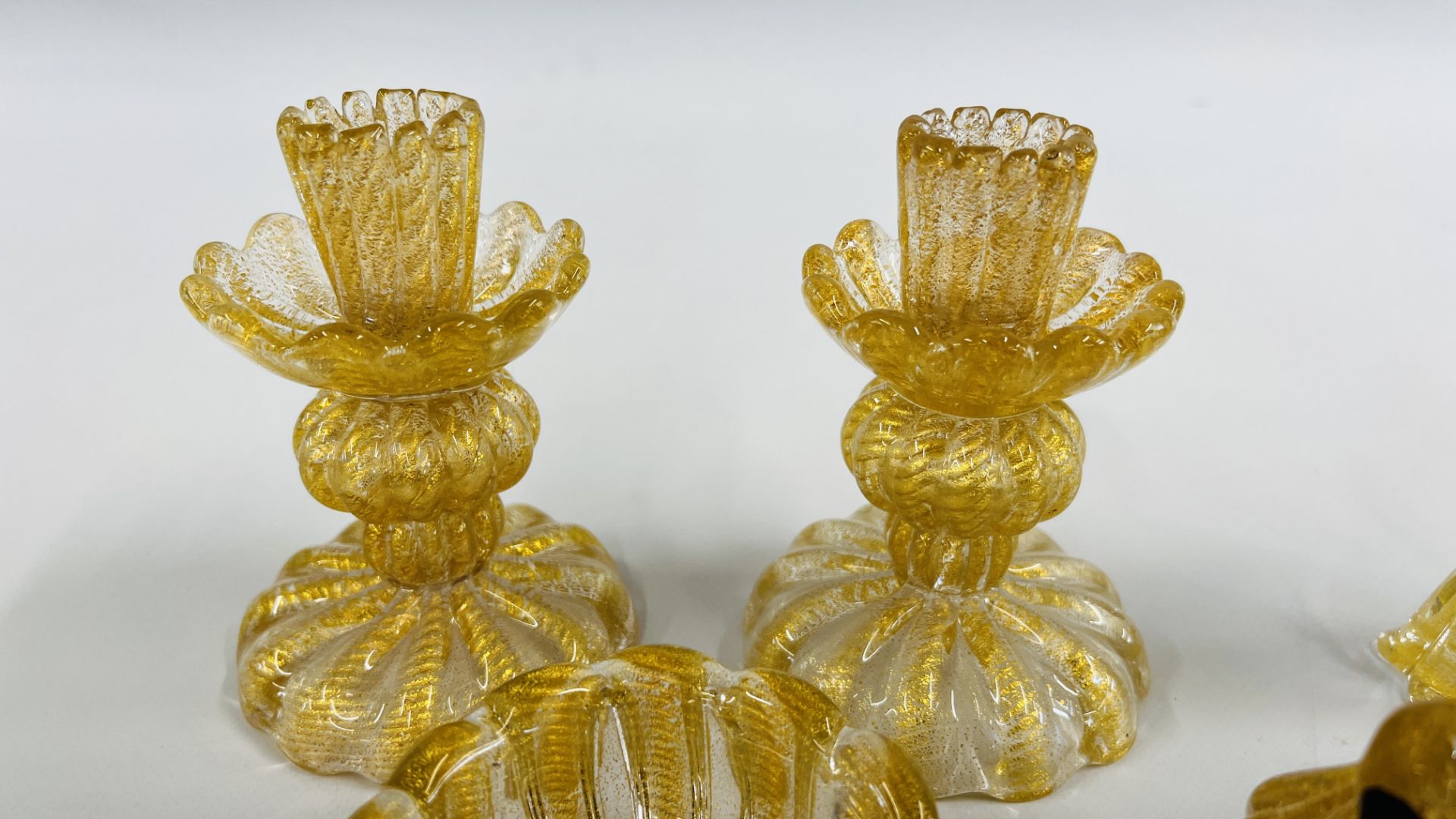 A GROUP OF MURANO STYLE ART GLASS COMPRISING A PAIR OF CANDLESTICKS, PAIR OF BIRDS, - Image 5 of 6