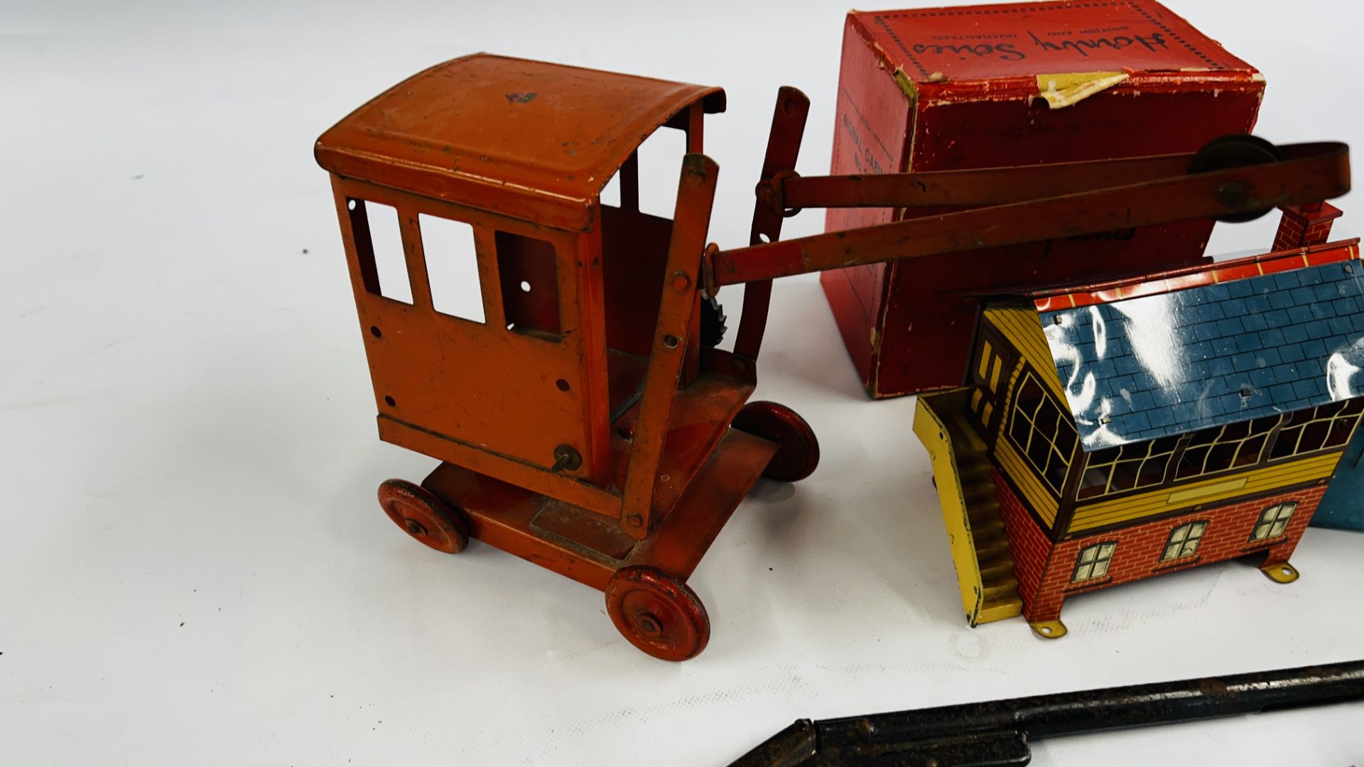 7 VINTAGE TOYS TO INCLUDE TIN PLATE, HORNBY SIGNAL CABIN WITH ORIGINAL BOX, CRANE, - Image 10 of 11