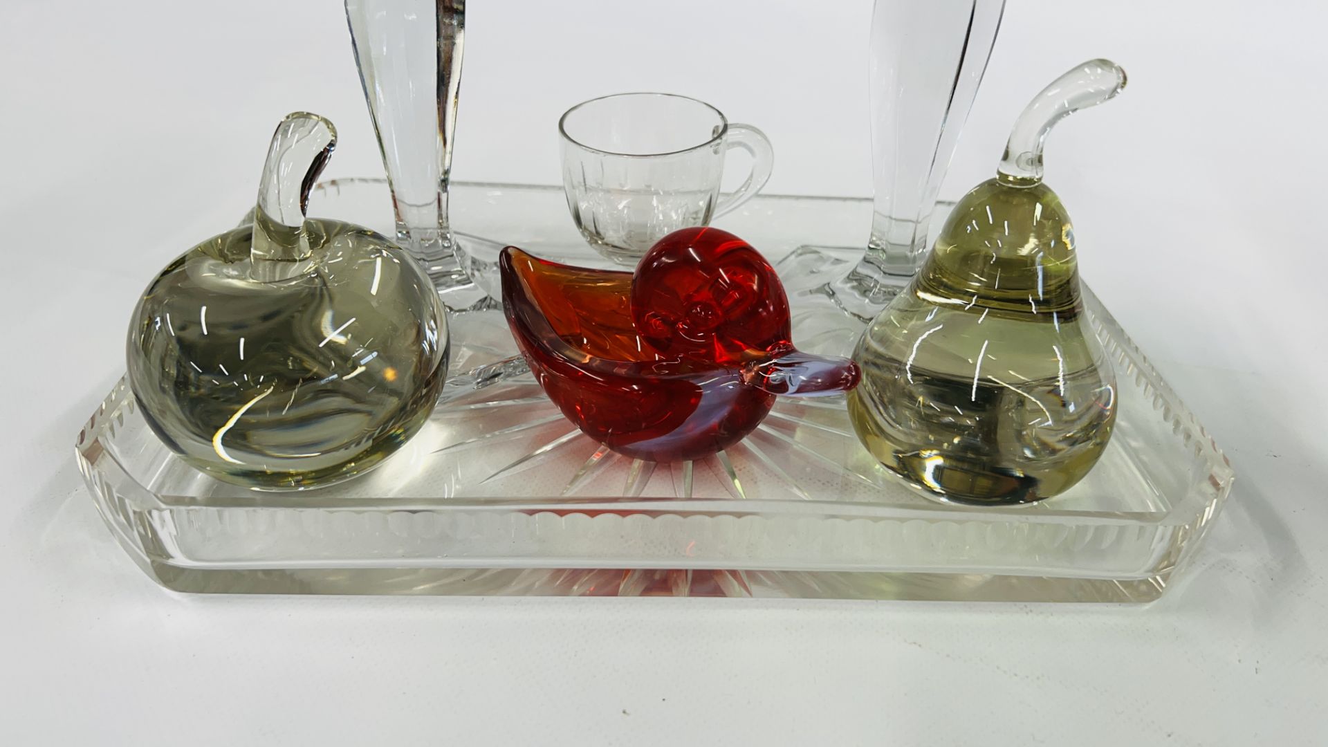 A GROUP OF GLASSWARE TO INCLUDE A GREEN GLASS TAZZA H 23. - Image 6 of 7