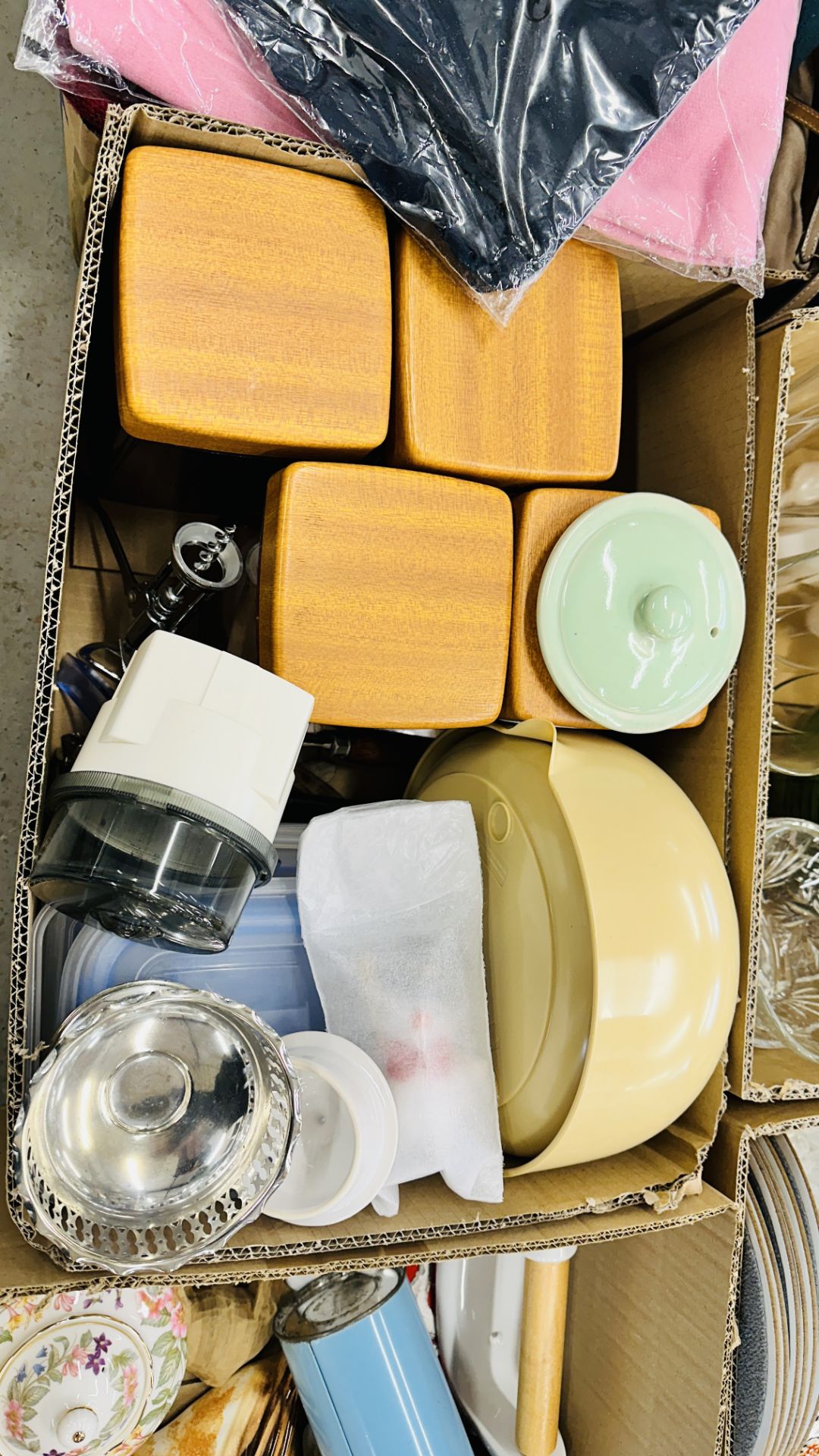 20 BOXES OF ASSORTED HOUSEHOLD EFFECTS TO INCLUDE GLASSWARE, KIITCHEN UTENSILS, CROCKERY, - Image 3 of 27