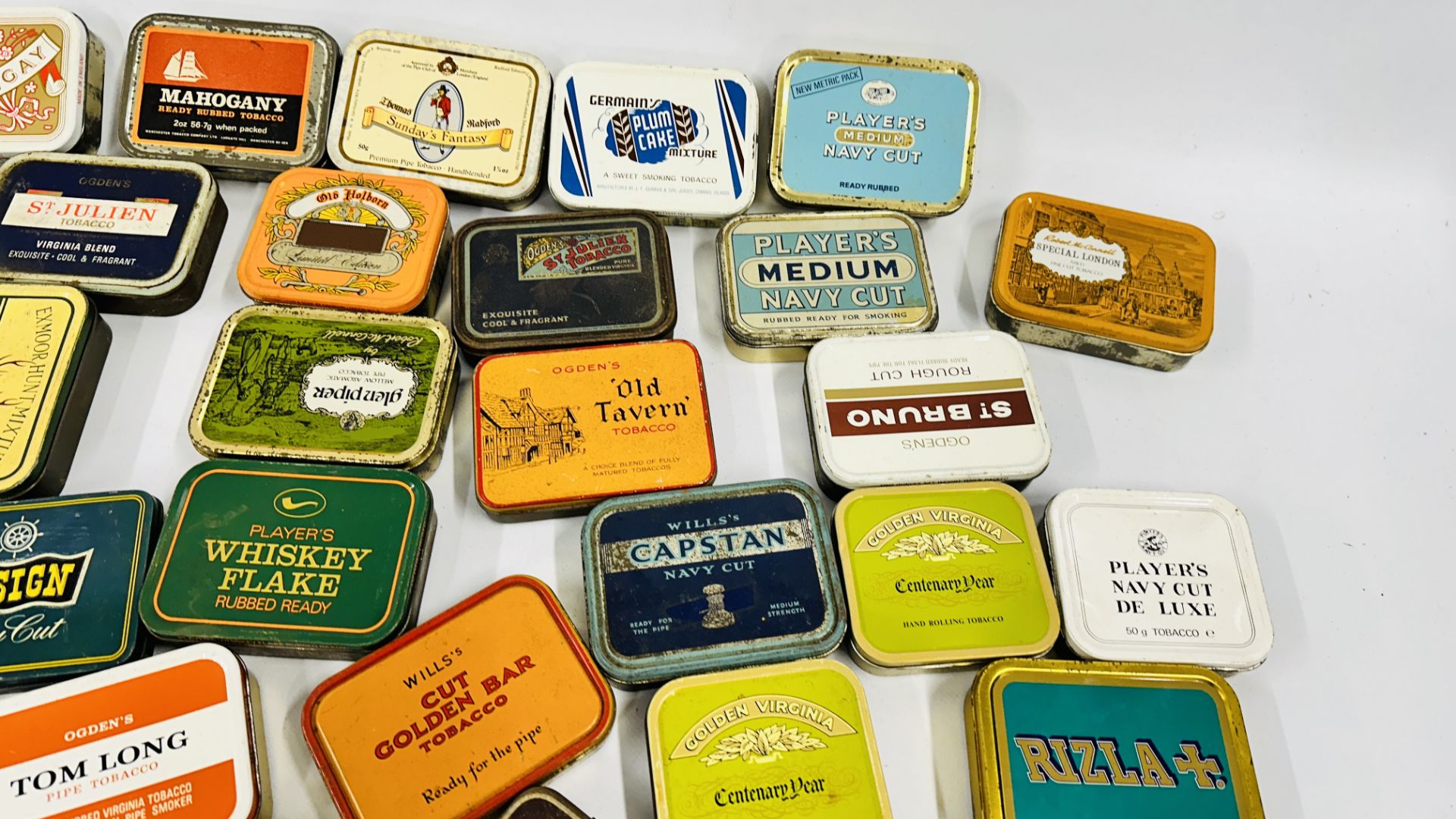 A BOX CONTAINING AN EXTENSIVE COLLECTION OF ASSORTED EMPTY VINTAGE TOBACCO TINS TO INCLUDE EXAMPLES - Bild 9 aus 12