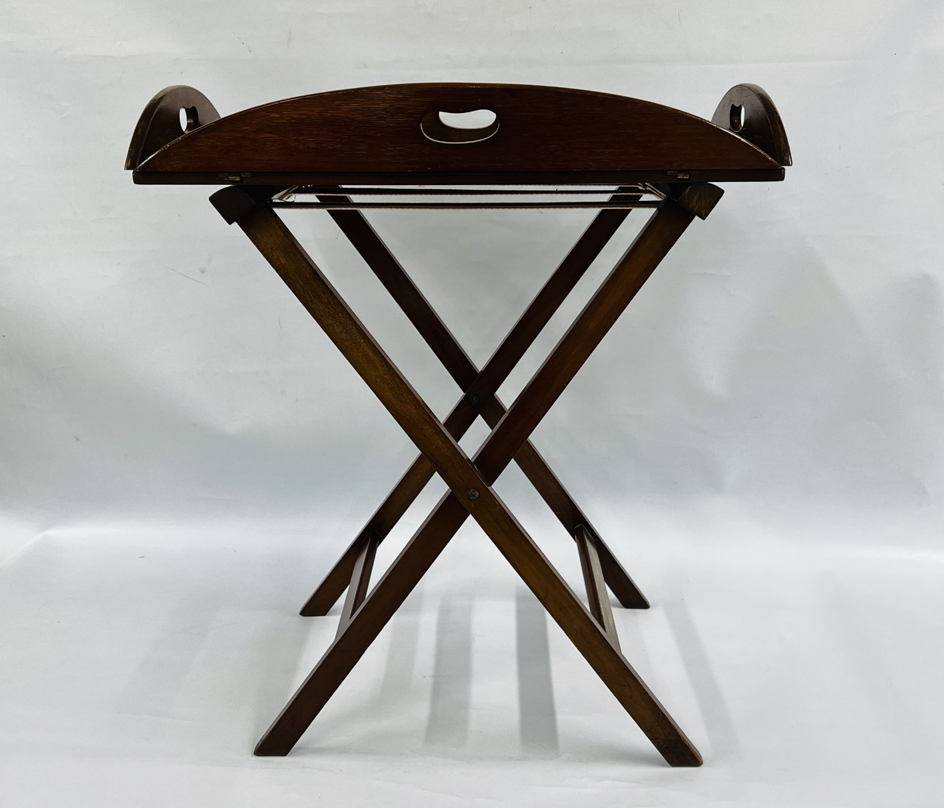 A MAHOGANY BUTLER'S TRAY WITH FOLDING SIDES ON FOLDING STAND TRAY 68 X 42CM. - Bild 2 aus 16