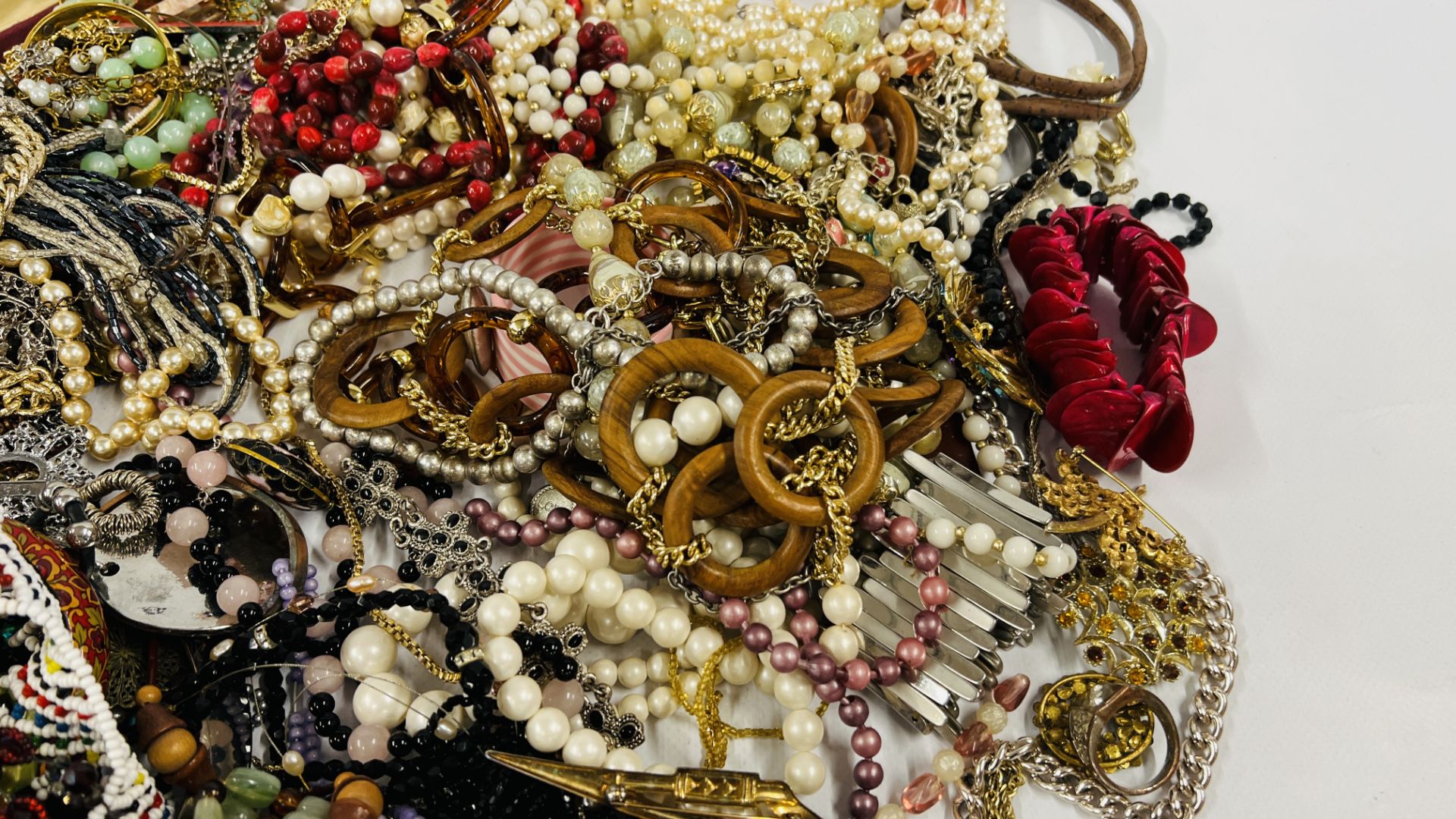 A LARGE BOX CONTAINING A QUANTITY OF COSTUME JEWELLERY TO INCLUDE POPPET BEADS, LIZARD BRACELET ETC. - Image 3 of 7