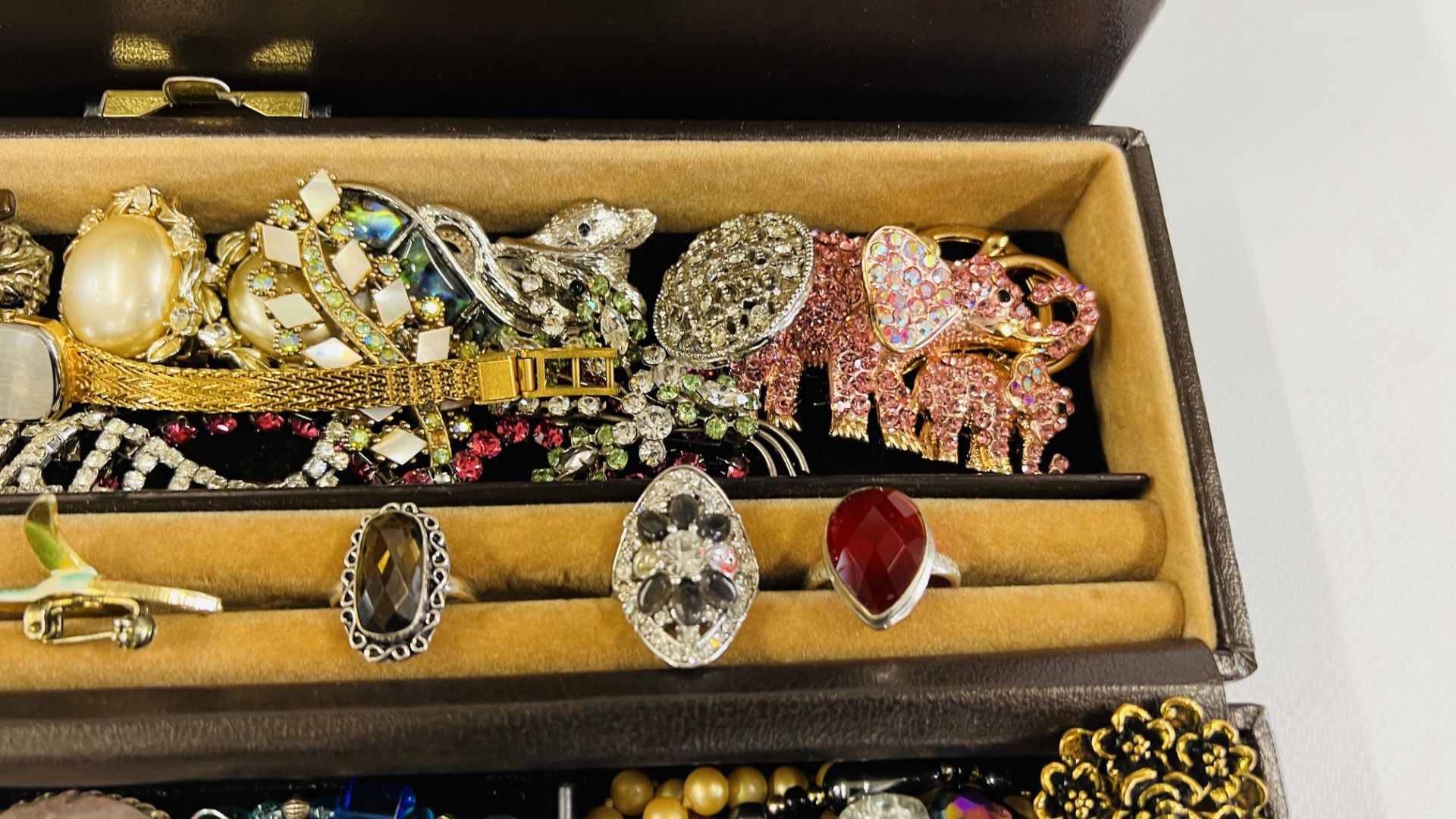 A JEWELLERY BOX MARKED JP CONTAINING A QUANTITY OF VINTAGE AND MODERN COSTUME JEWELLERY TO INCLUDE - Image 5 of 10