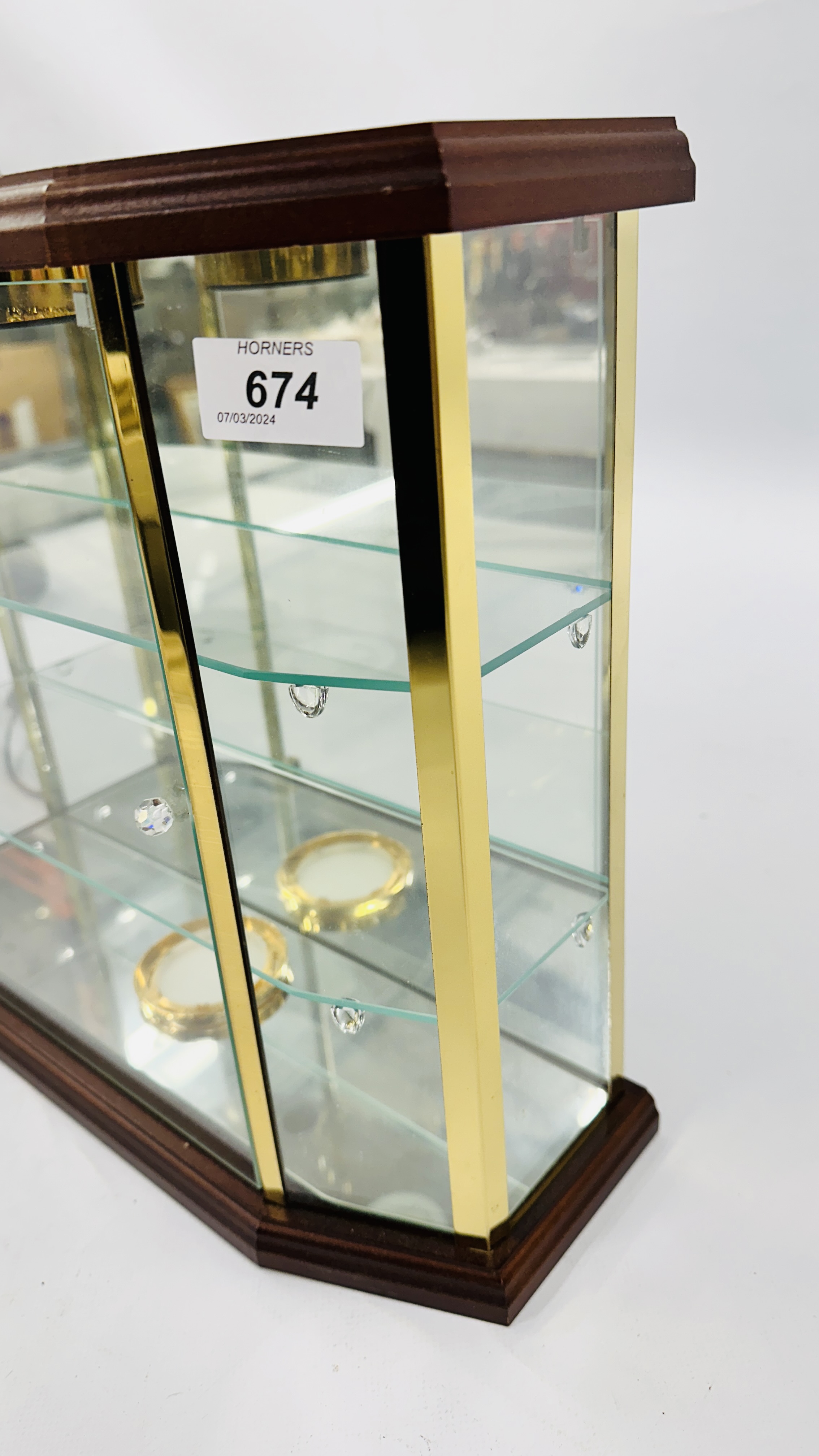 A SMALL ILLUMINATED 3 TIER GLASS DISPLAY CABINET, W 38CM X D 13CM X H 33CM. - Image 5 of 6