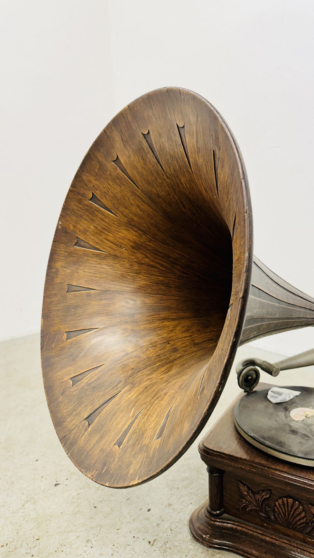 EARLY HMV GRAMOPHONE COMPANY OAK CASED "THE GRAMOPHONE Co" GRAMOPHONE WITH HORN. - Image 3 of 9