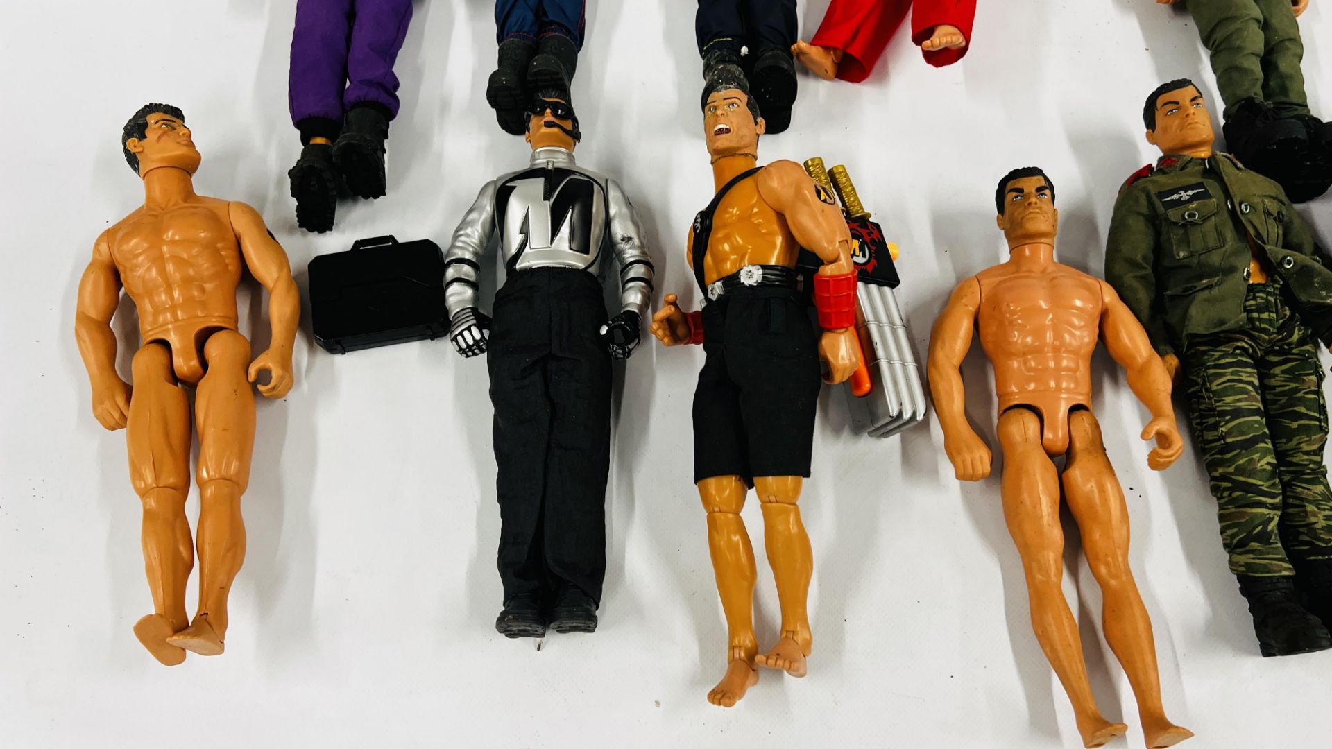 A BOX CONTAINING A GROUP OF 16 ASSORTED ACTION MAN FIGURES IN VARIOUS OUTFITS. - Image 4 of 8