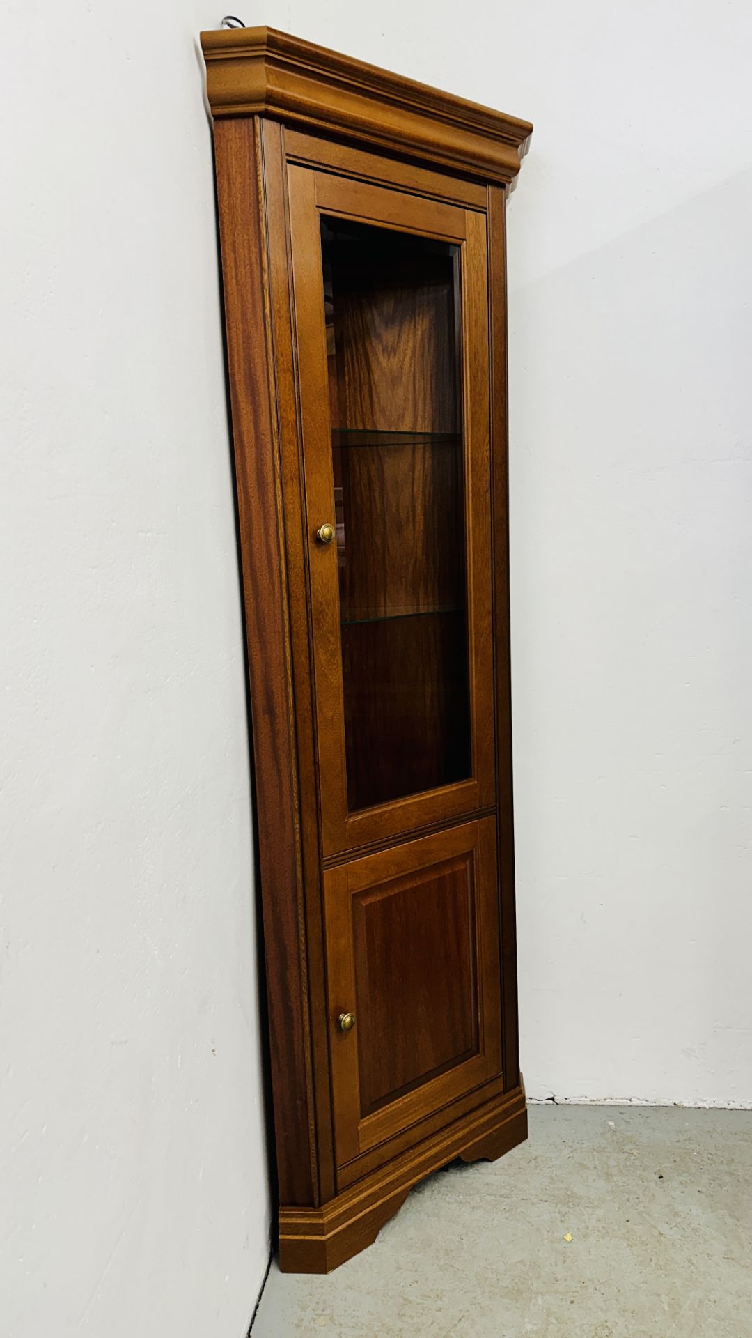 A GOOD QUALITY G PLAN CHERRY WOOD FINISH SIDEBOARD WITH SHELVED GLAZED TOP, - Image 21 of 21